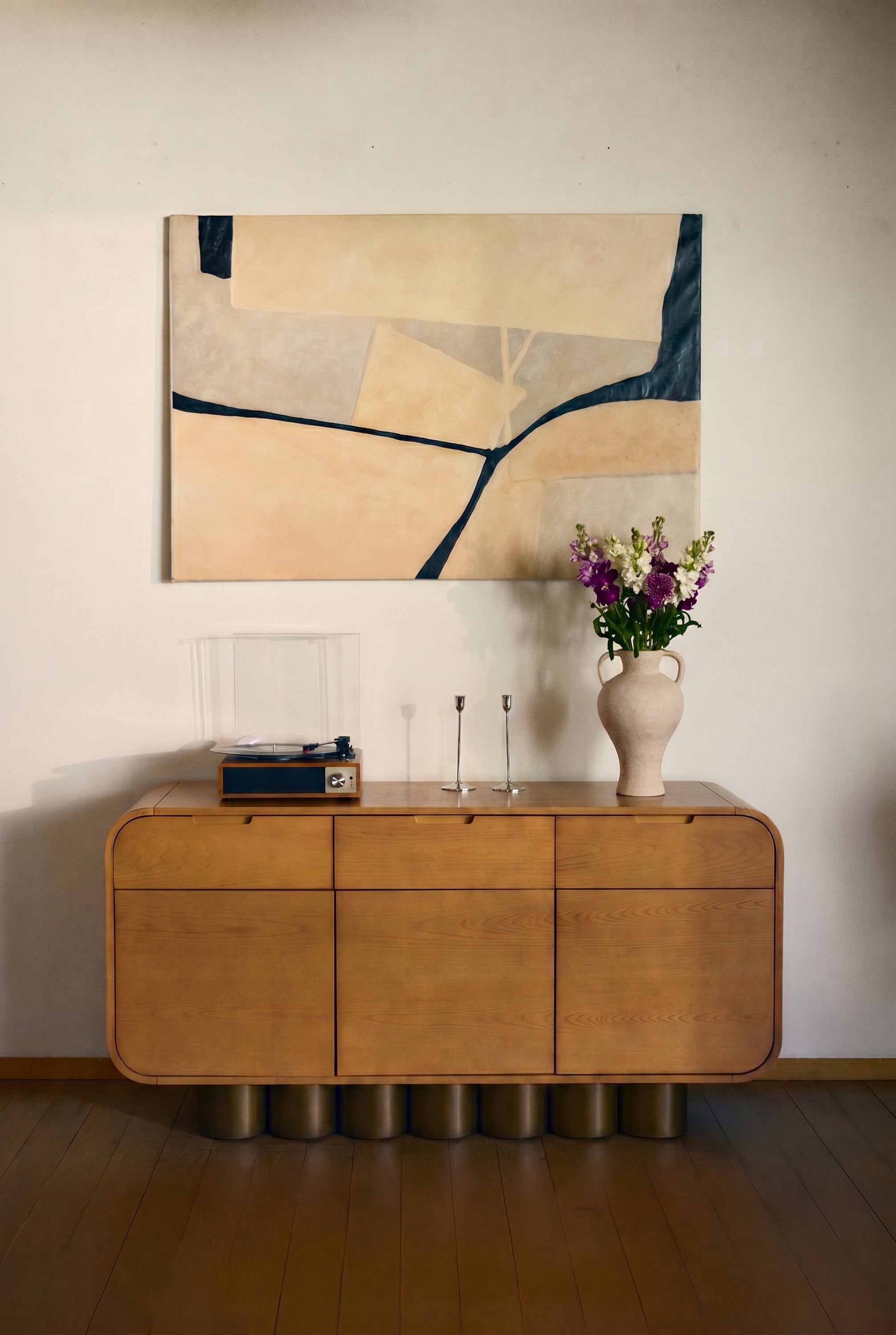 vase Anabela - céramique beige sable texturée à anses - mise en situation sur buffet