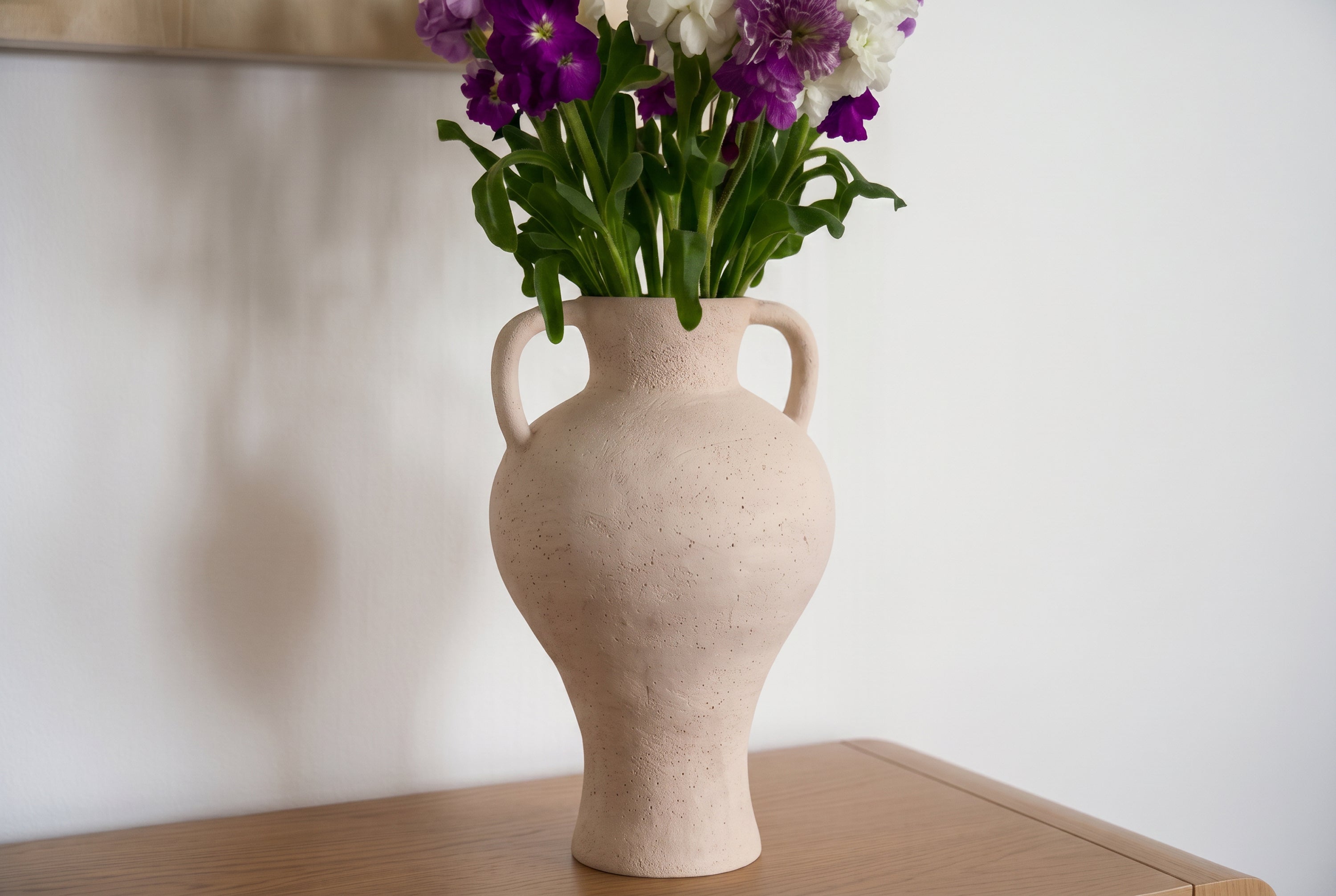 vase Anabela - céramique beige sable texturée à anses - vue rapprochée sur buffet