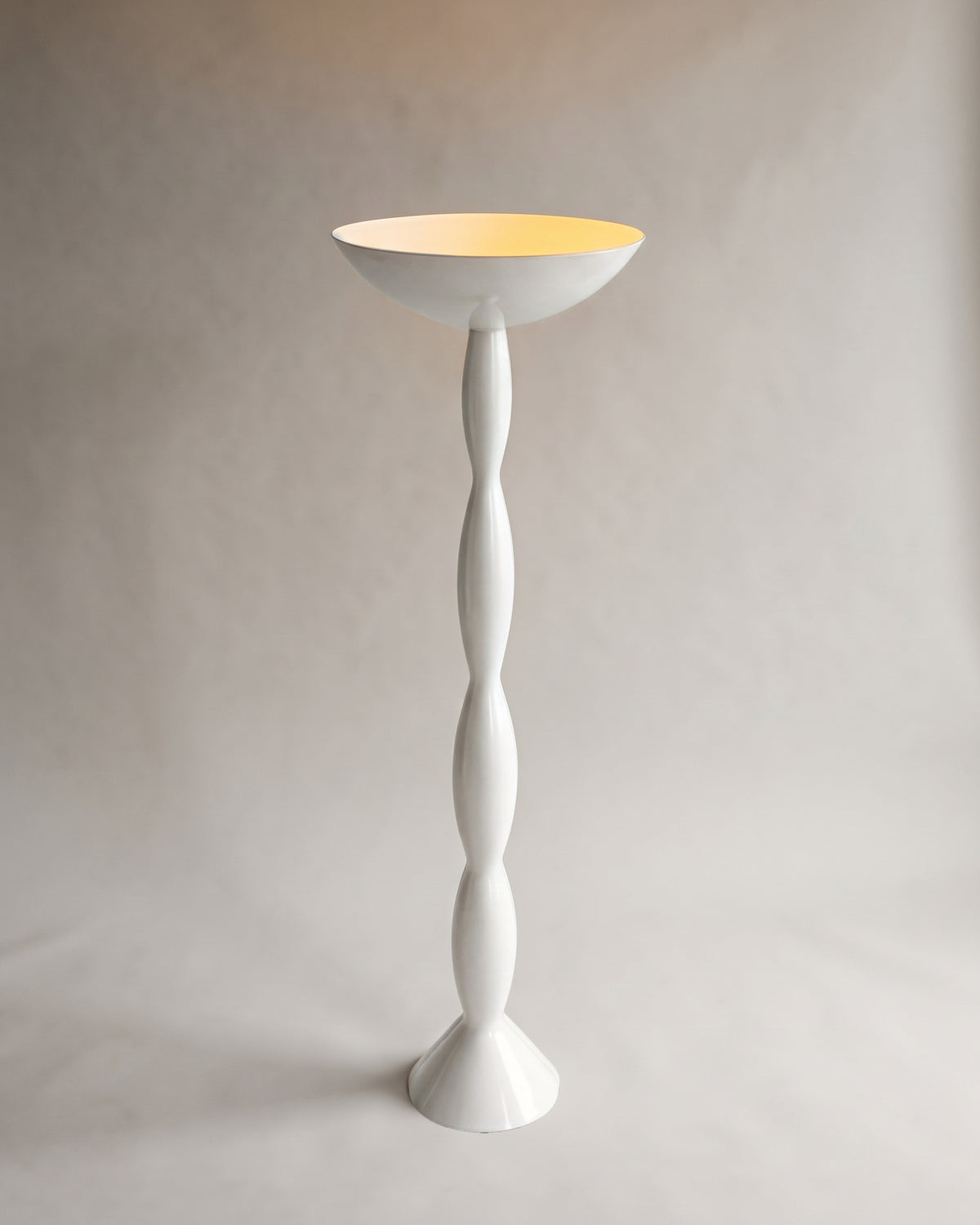 lampadaire ARDENIA blanc laqué allumé, sa vasque renvoie une lumière chaude au plafond
