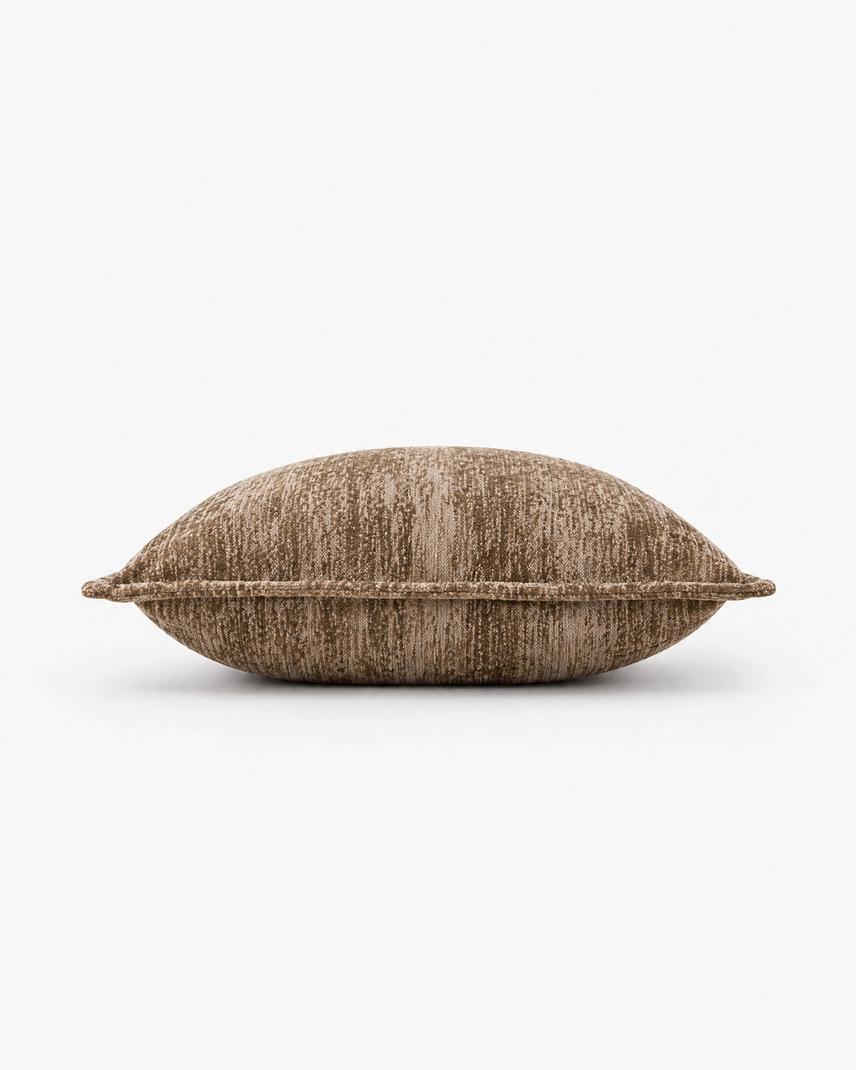 coussin carré BLIZZARD en chenille brun chiné vu de profil, épaisseur et bord plat visibles