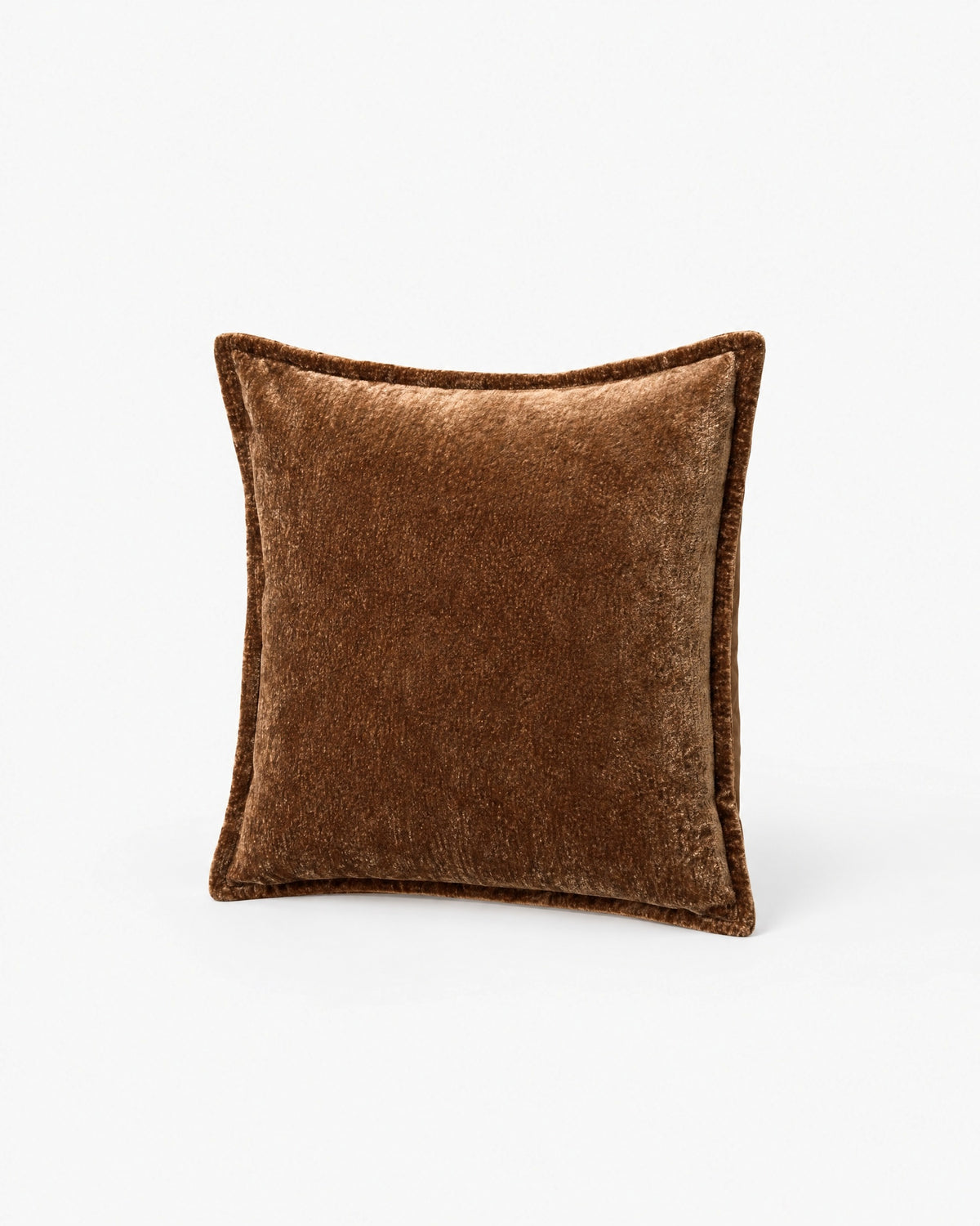coussin carré BLIZZARD en chenille brun cognac à bord plat, vue de face légèrement inclinée