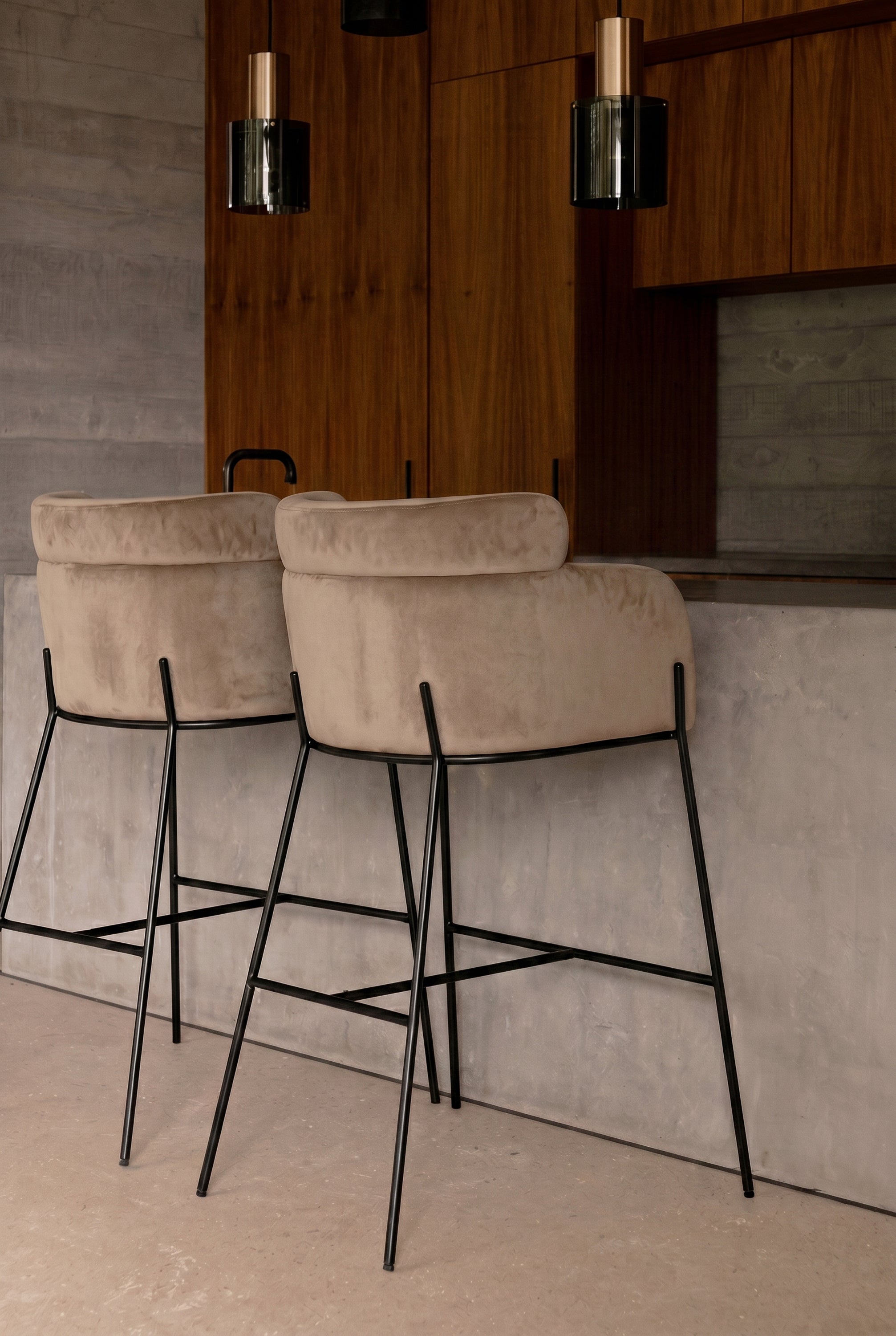 tabouret Baron - velours taupe et structure métal noir - vue de dos îlot cuisine