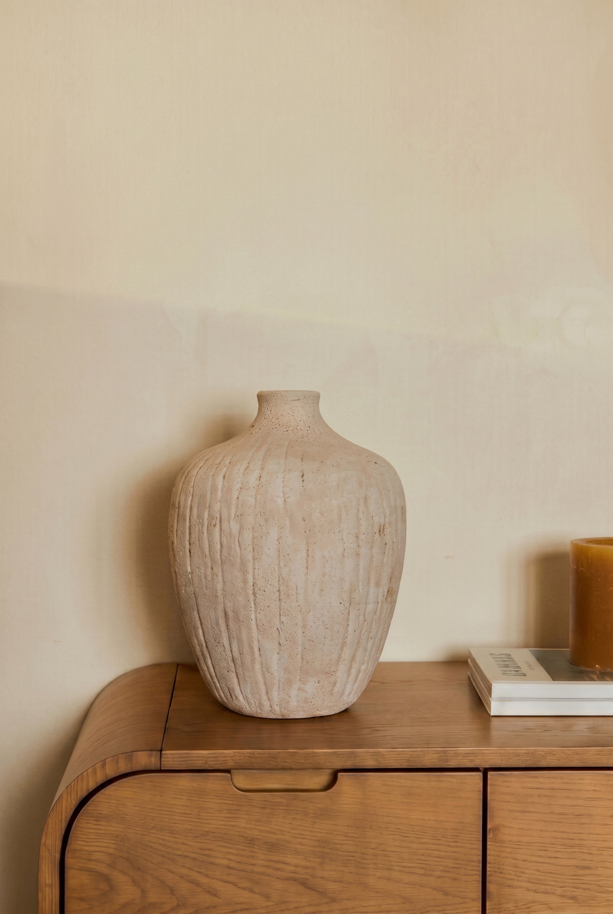 vase Benedita - céramique texturée couleur taupe - détail relief et texture