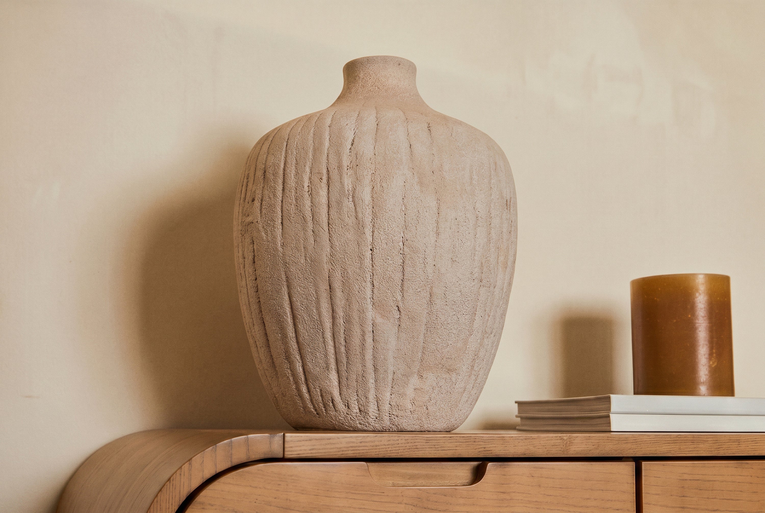 vase Benedita - céramique texturée couleur taupe - vue de trois quarts sur buffet