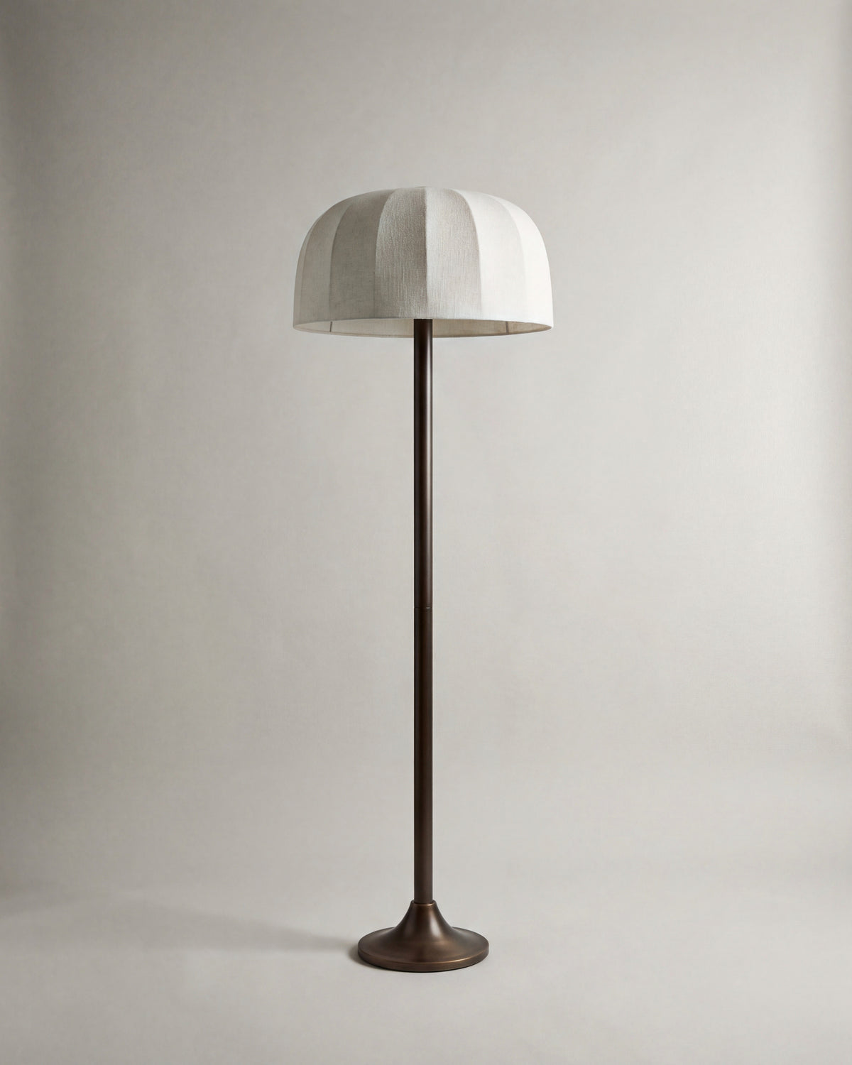 lampadaire BRIGHTON éteint, abat-jour en lin écru à fuseaux et fût en bronze patiné