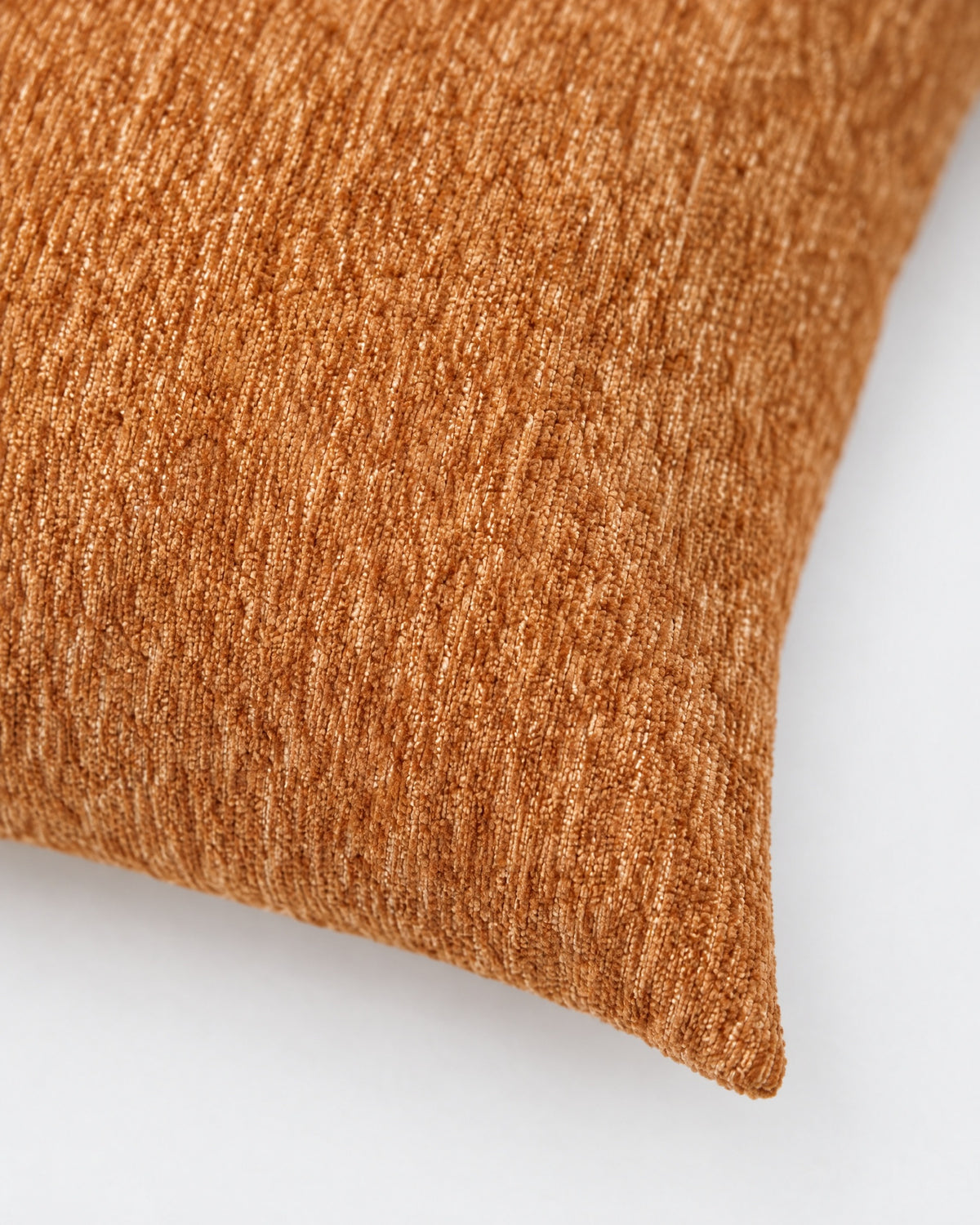 gros plan sur la chenille caramel du coussin CASTLE et sa trame aux reflets dorés