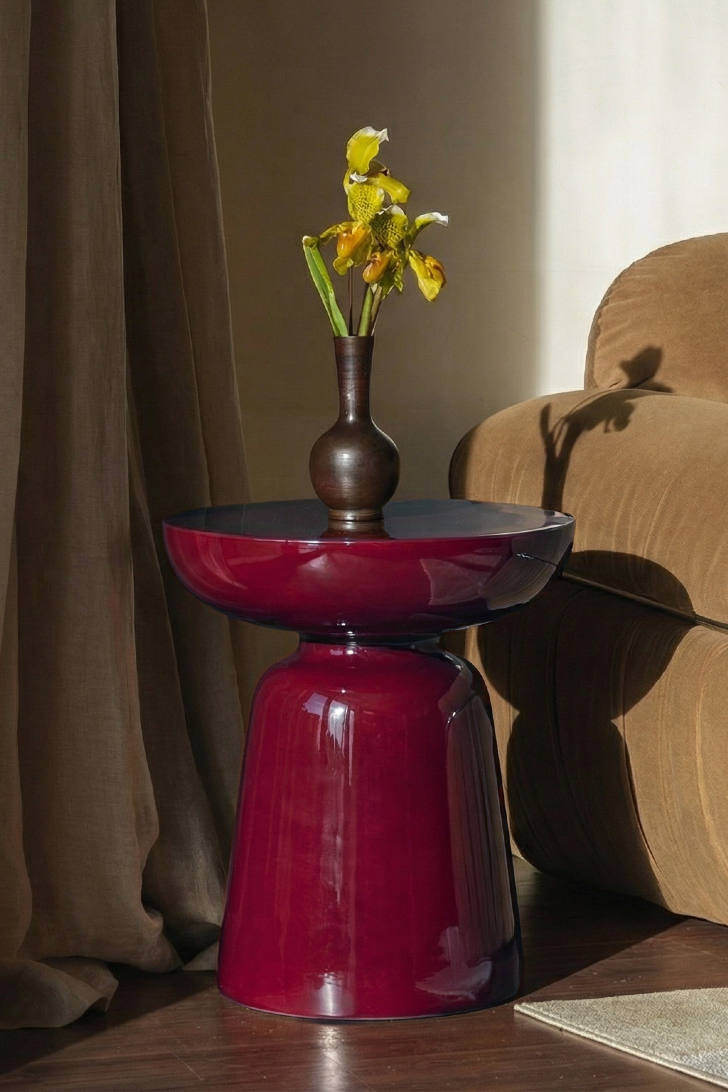 Vue de profil table d'appoint Cersei rouge bordeaux - NV GALLERY
