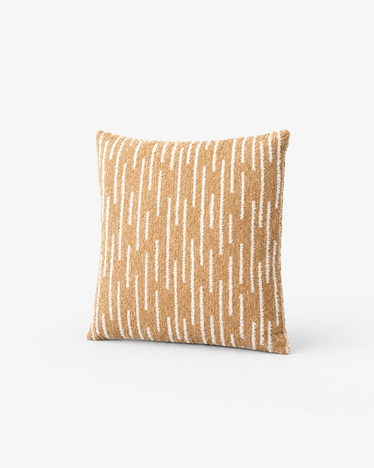 coussin carré CASTLE à chenille blanche sur marron ocre, vue de trois quarts inclinée
