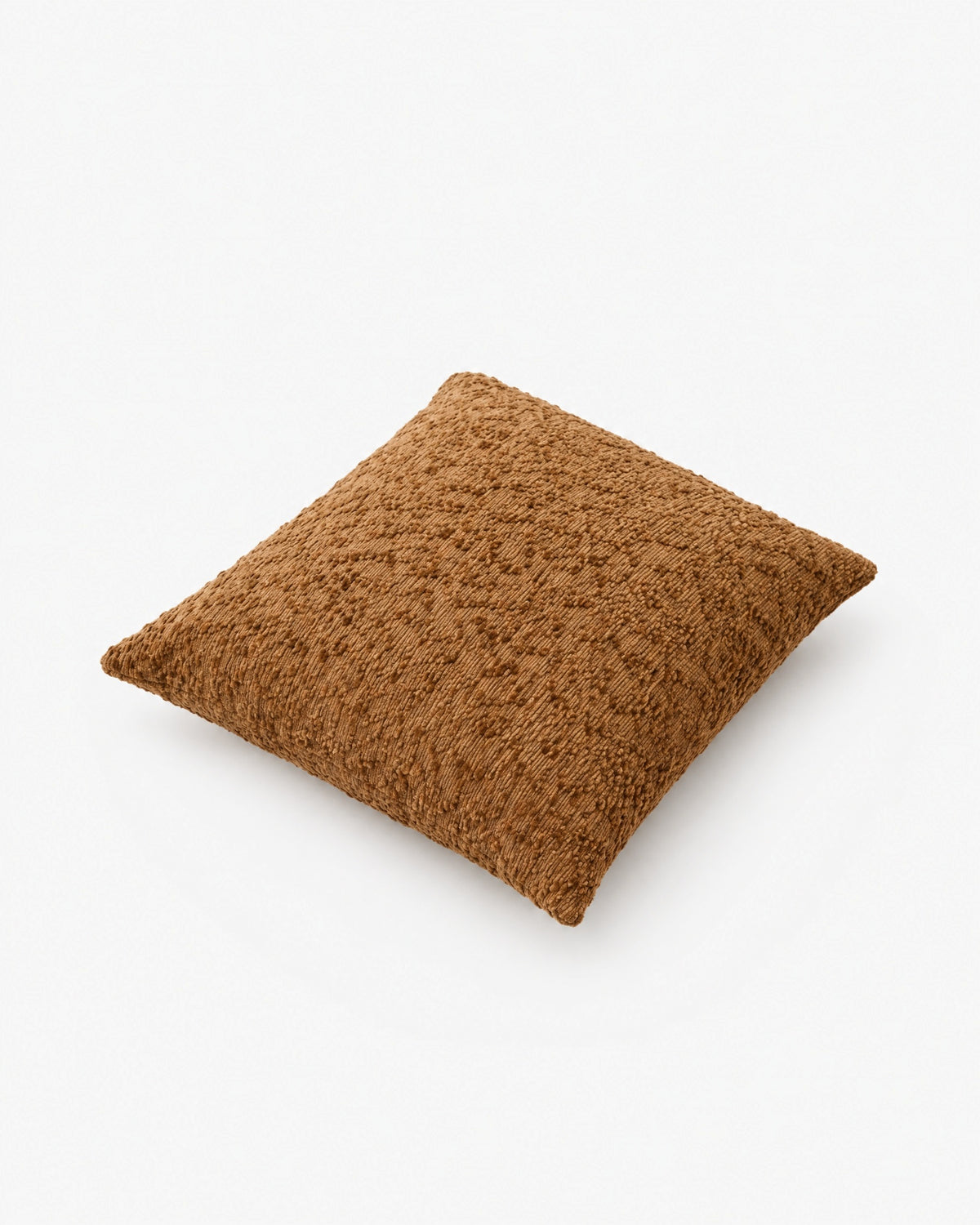 coussin carré CASTLE au relief bouclé brun caramel, vue de trois quarts en plongée