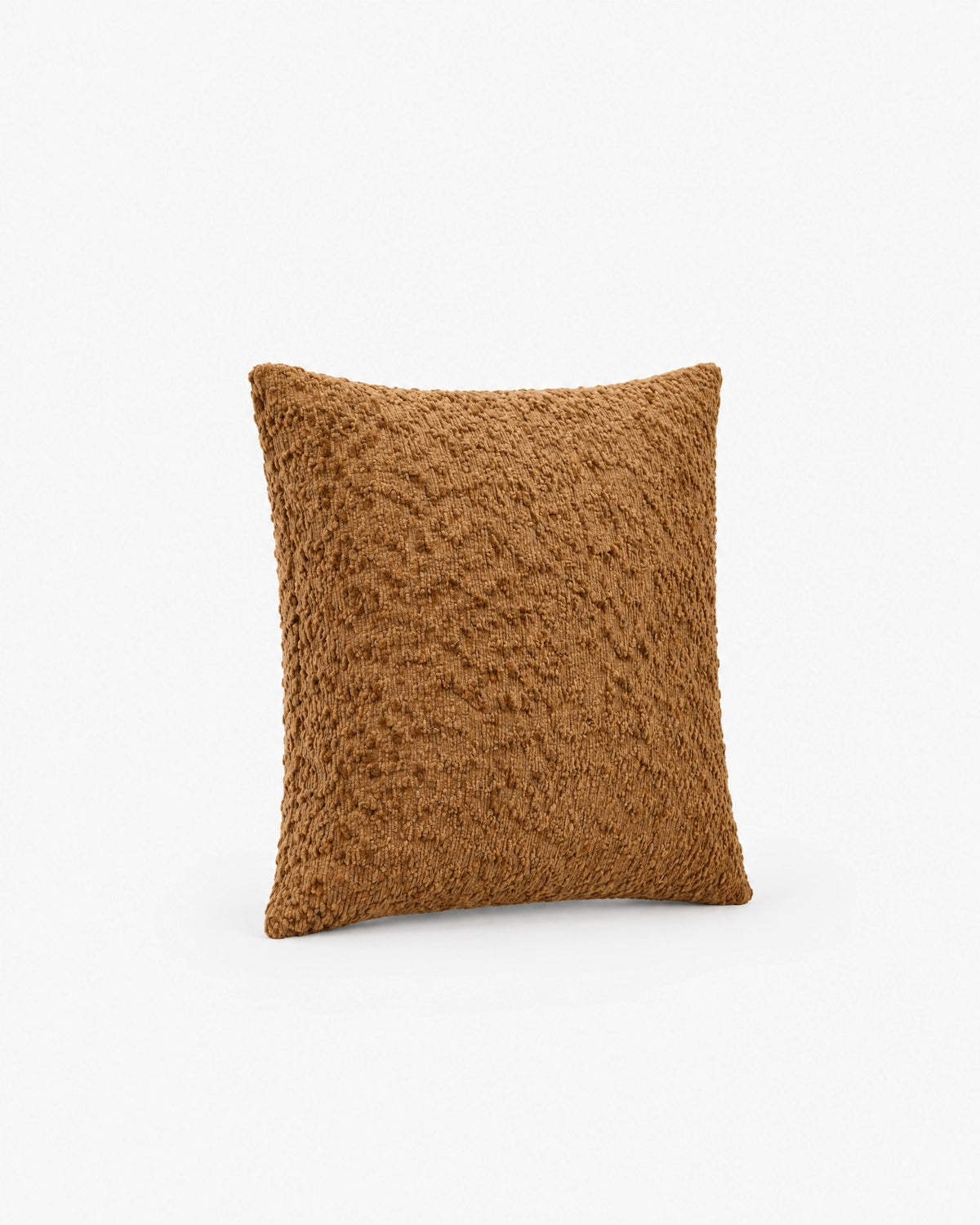 coussin carré CASTLE au relief bouclé brun caramel, vue de face légèrement inclinée