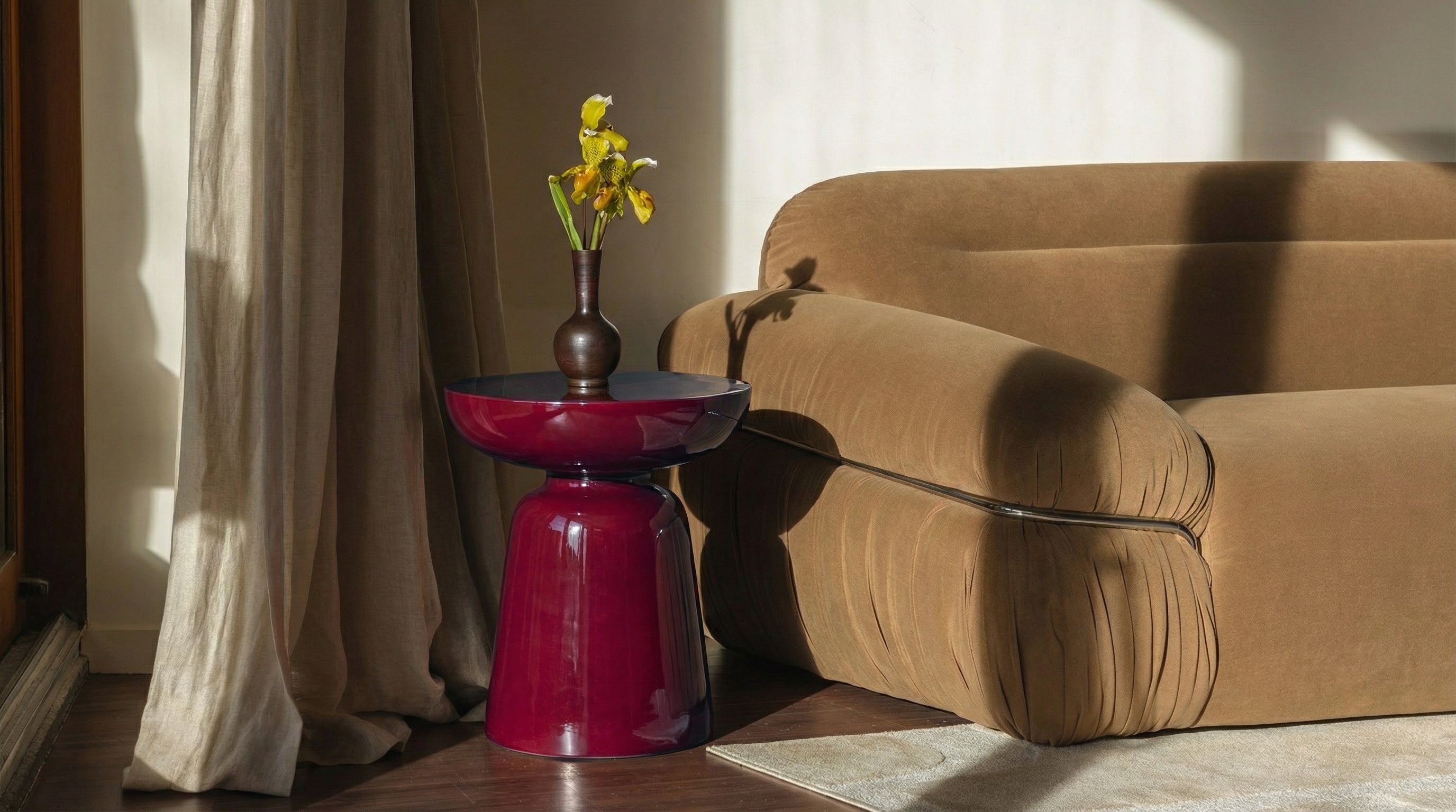 Table d'appoint Cersei en fibre de verre rouge bordeaux - NV GALLERY