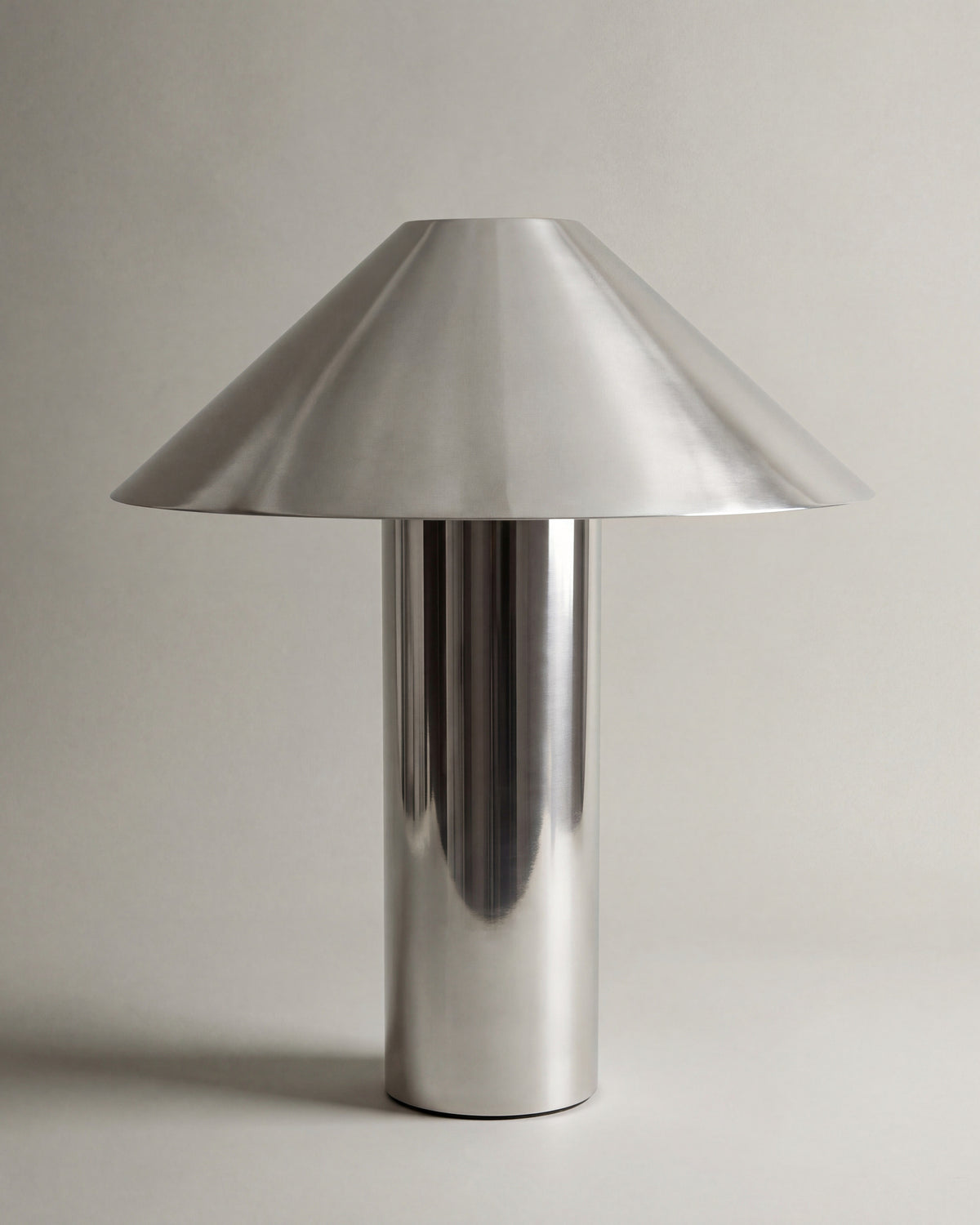 lampe de table CHROMA éteinte, abat-jour conique et fût cylindrique en métal poli miroir