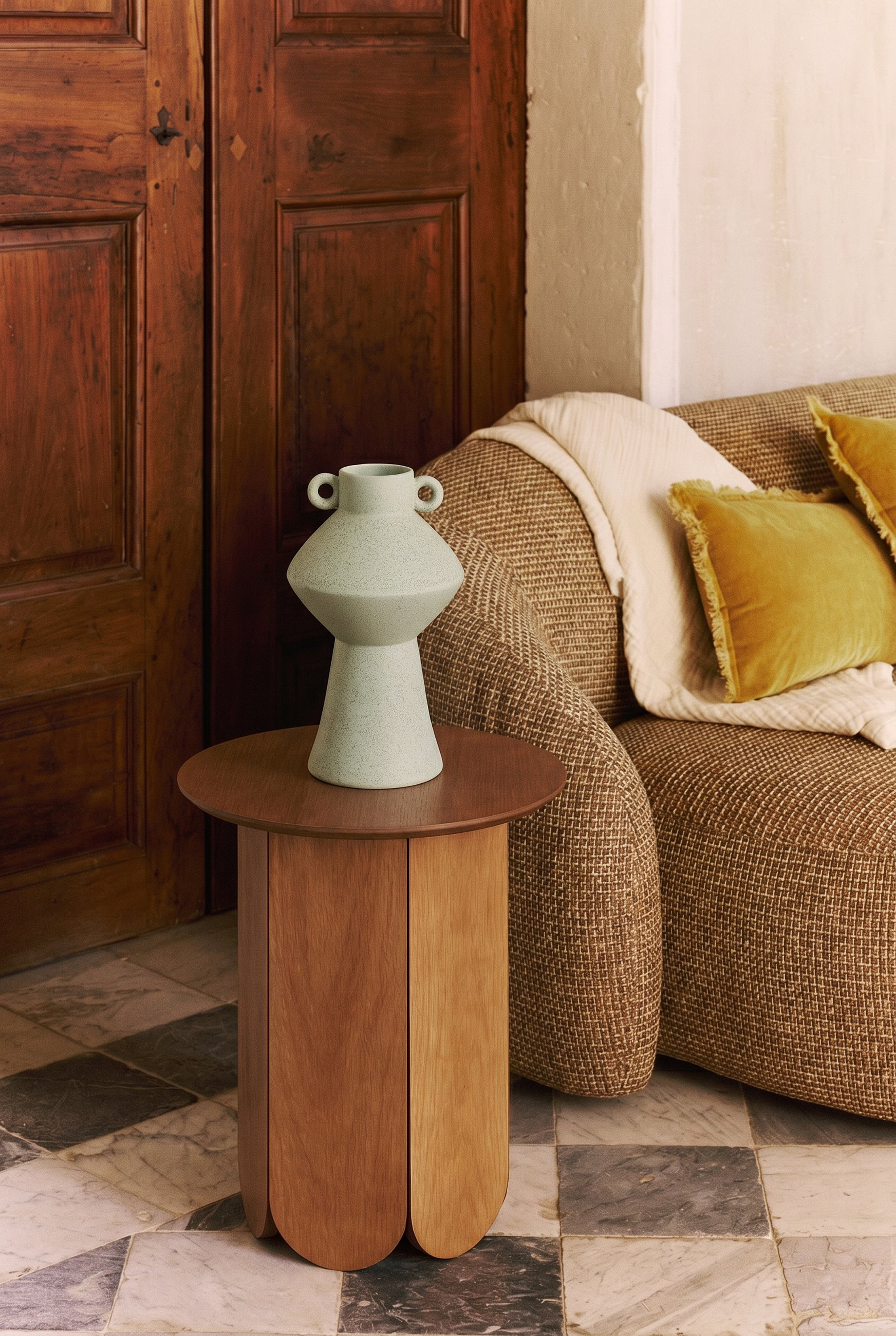 vase Cristiano - céramique vert sauge - mise en situation sur table d'appoint bois