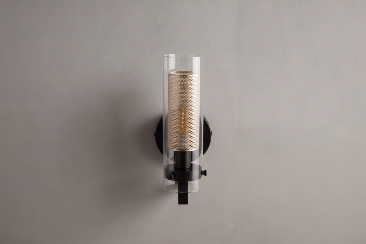 applique murale DAWSON, verre cylindrique et diffuseur en laiton perforé, sur mur clair