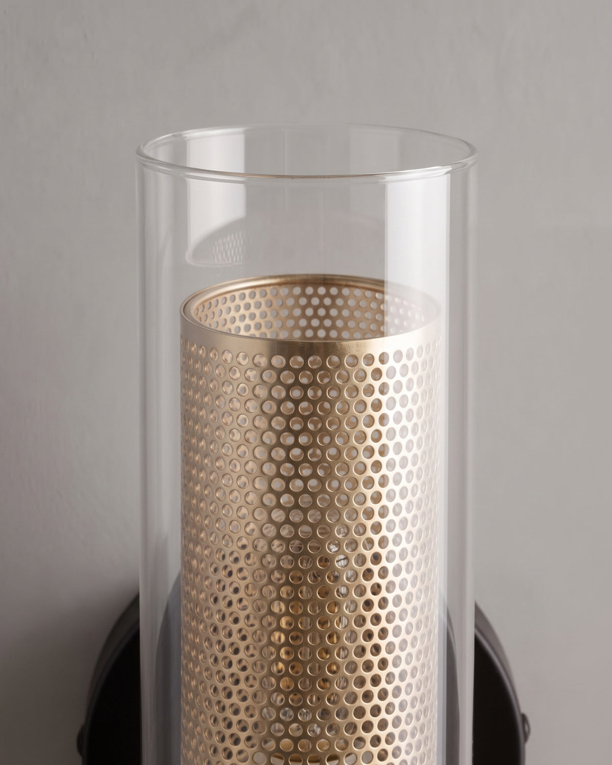 gros plan sur les perforations du diffuseur en laiton de l'applique murale DAWSON