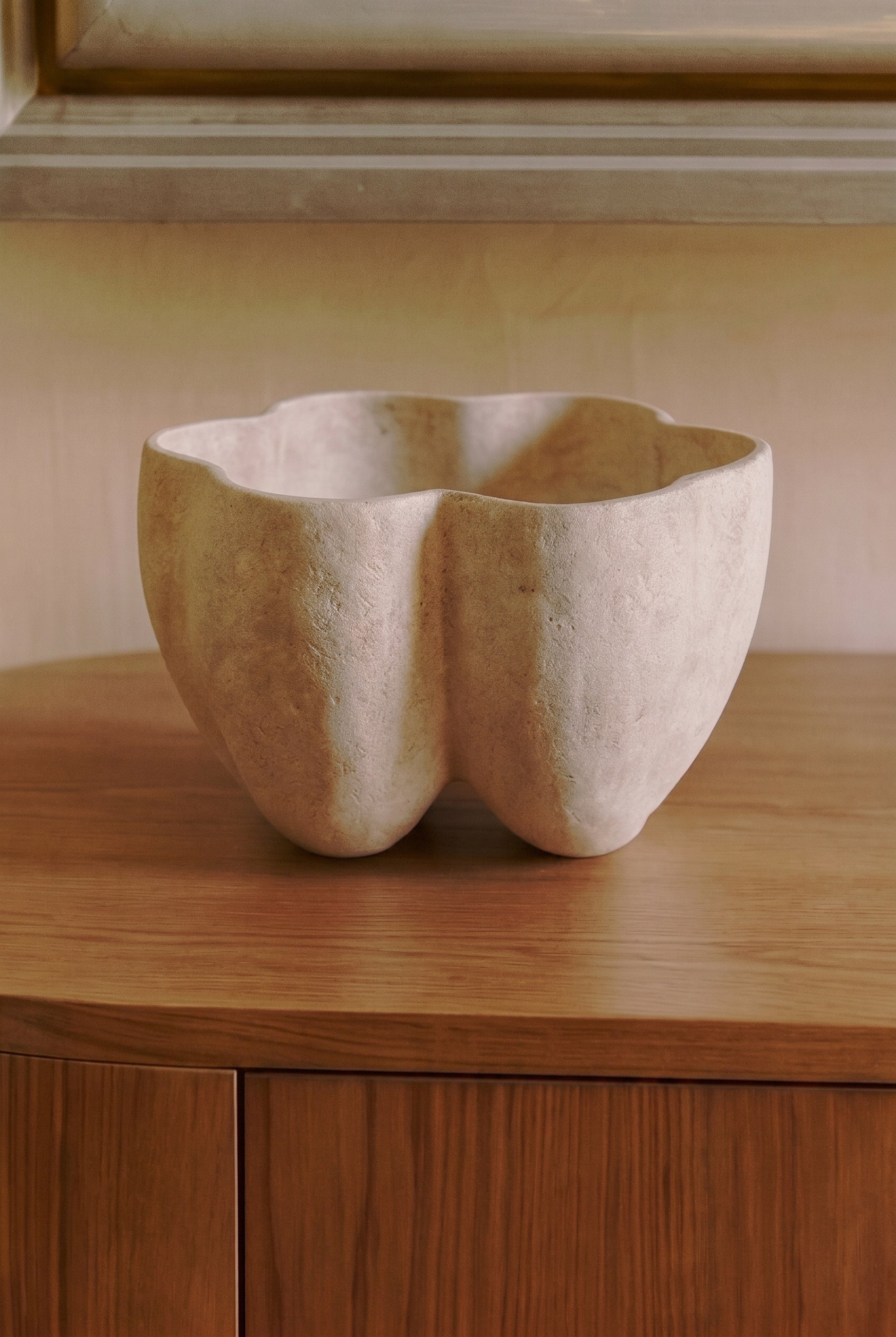 vase Delia - céramique grès beige sable - vue de face sur buffet