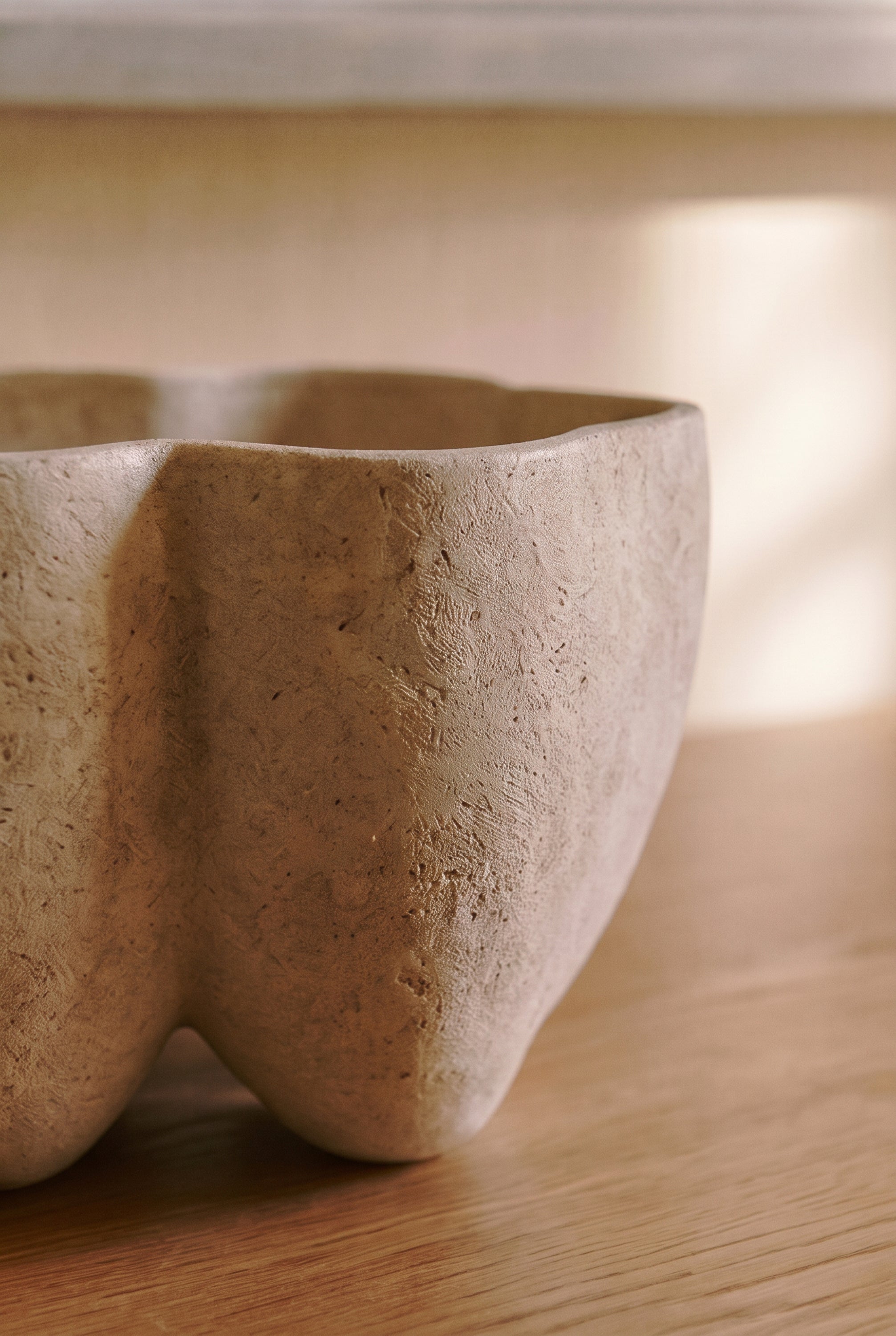 vase Delia - céramique grès beige sable - détail relief et texture