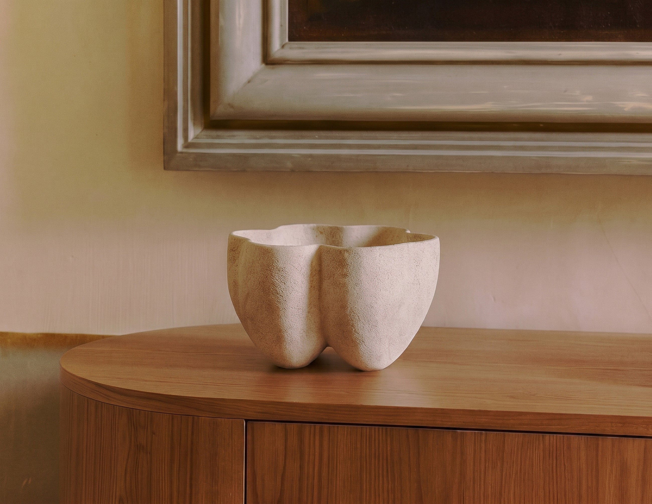 vase Delia - céramique grès beige sable - vue trois quarts sur buffet