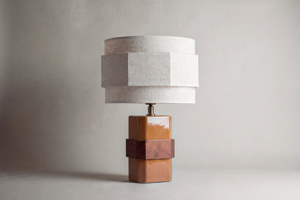 lampe de table EIRA éteinte, pied en céramique ocre ceinturé de noyer, abat-jour écru