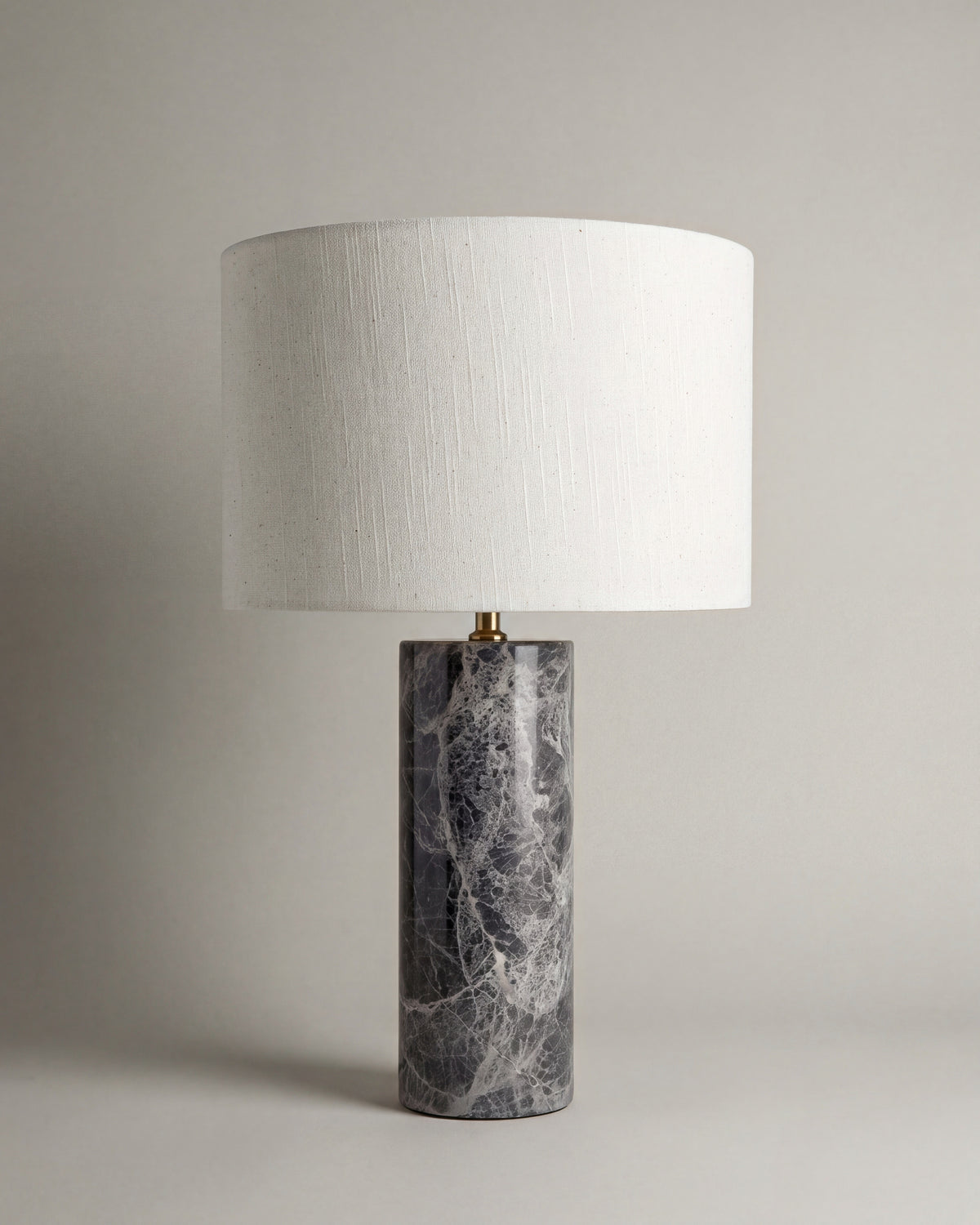lampe de table GAIA éteinte, pied cylindrique en marbre gris veiné et abat-jour en lin