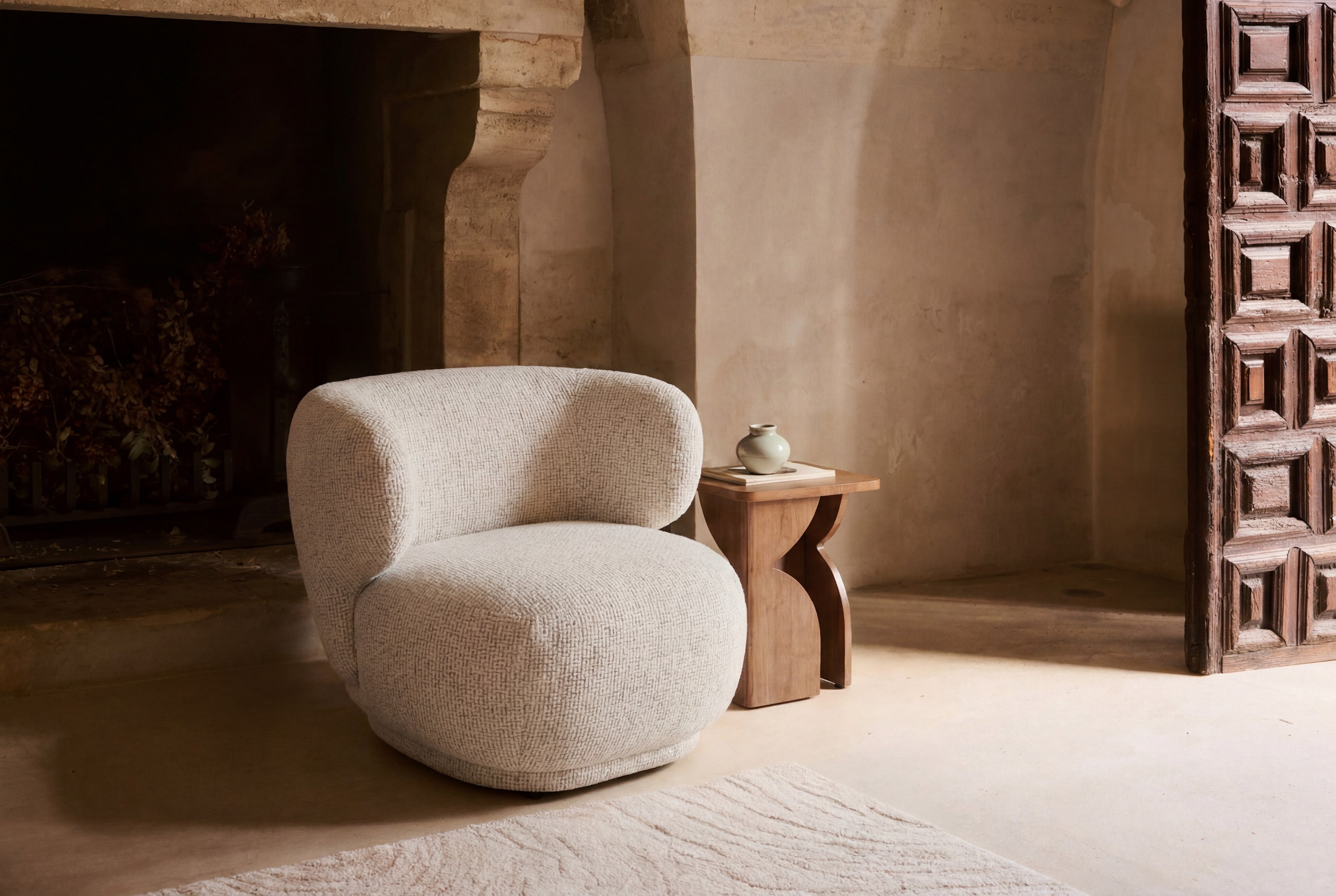 fauteuil Giulia - tweed beige moucheté - vue paysage ambiance cheminée en pierre