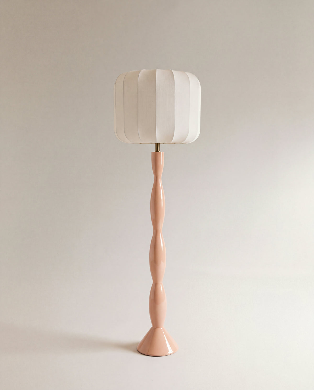 lampadaire HANAKI éteint, abat-jour écru en lanterne sur un fût tourné rose laqué