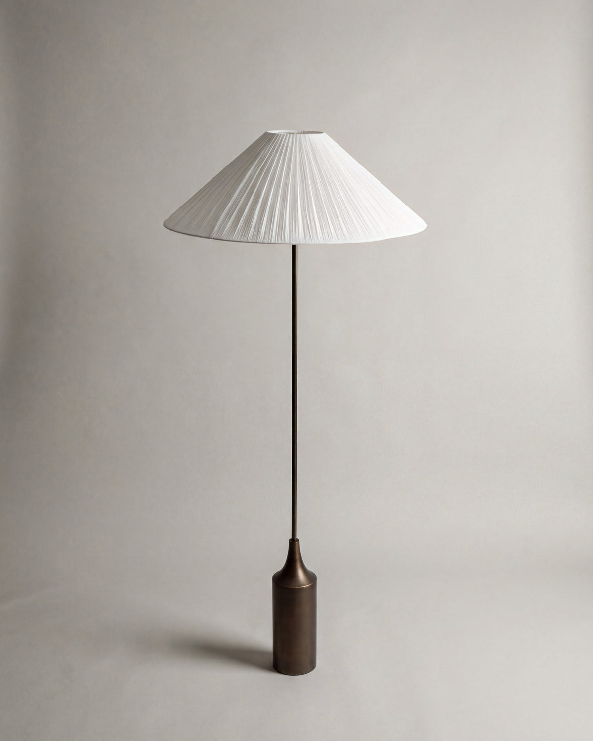 lampadaire KENSINGTON éteint, large abat-jour plissé écru et base bouteille en bronze