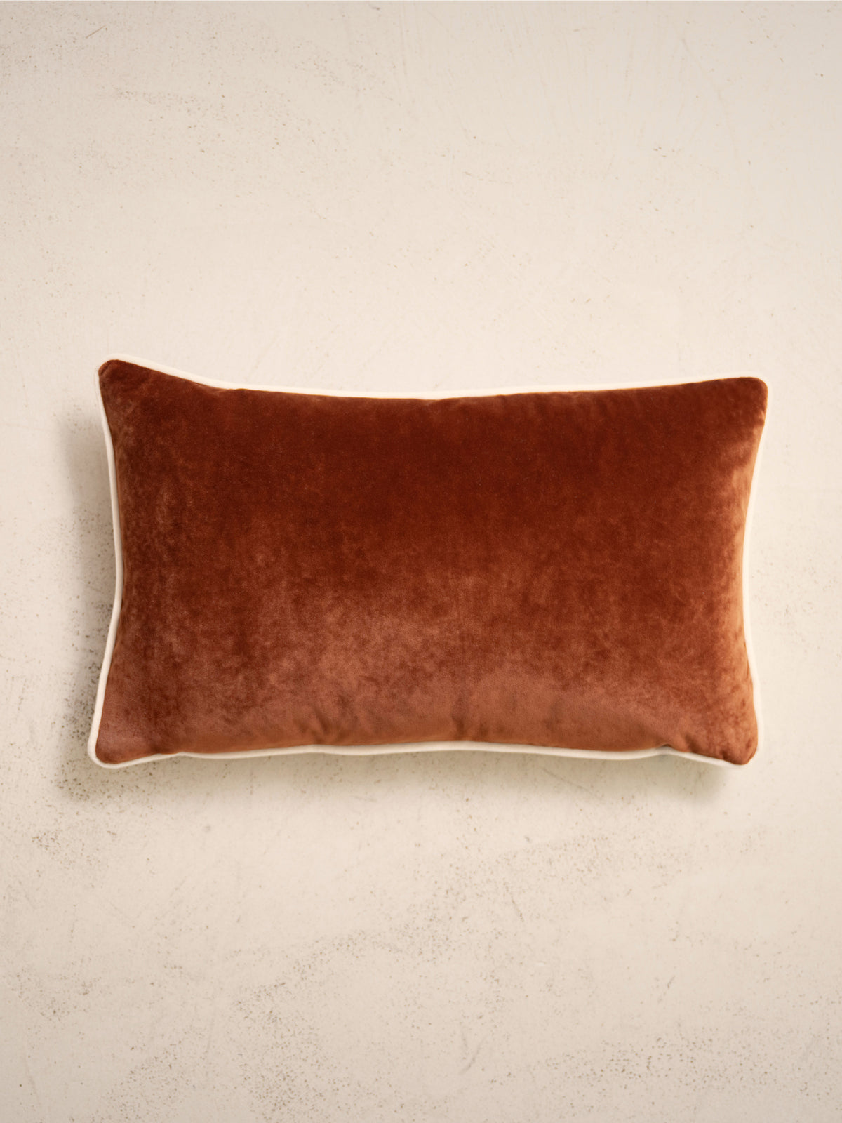 coussin rectangulaire LODGE 30x50 en velours cognac à passepoil écru, vu de dessus