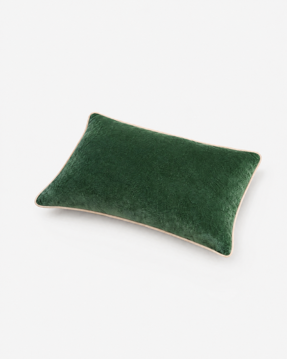 coussin rectangulaire LODGE en velours vert sapin à passepoil écru, vue de trois quarts