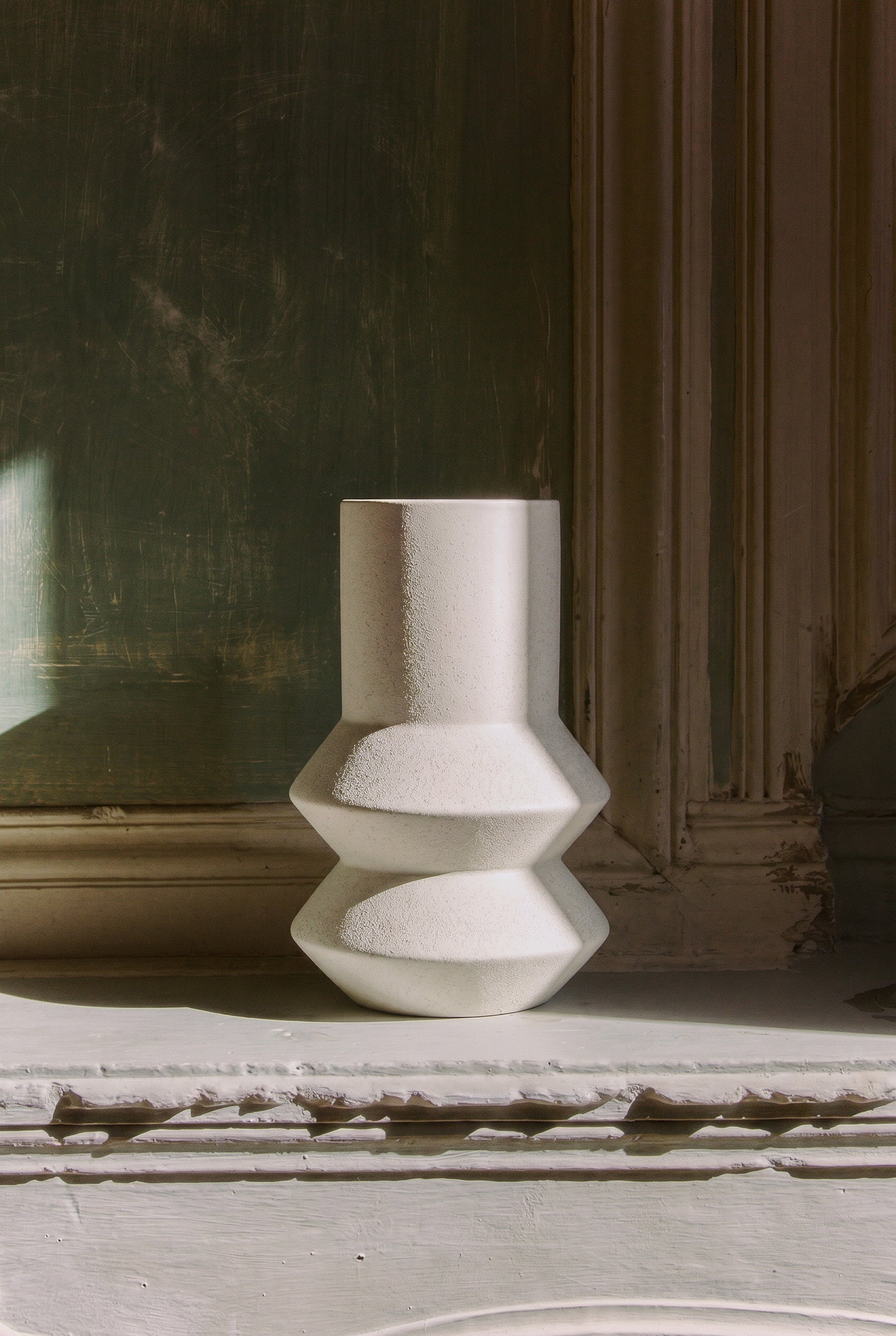 vase Leandro - céramique blanche texturée forme géométrique - vue de trois quarts