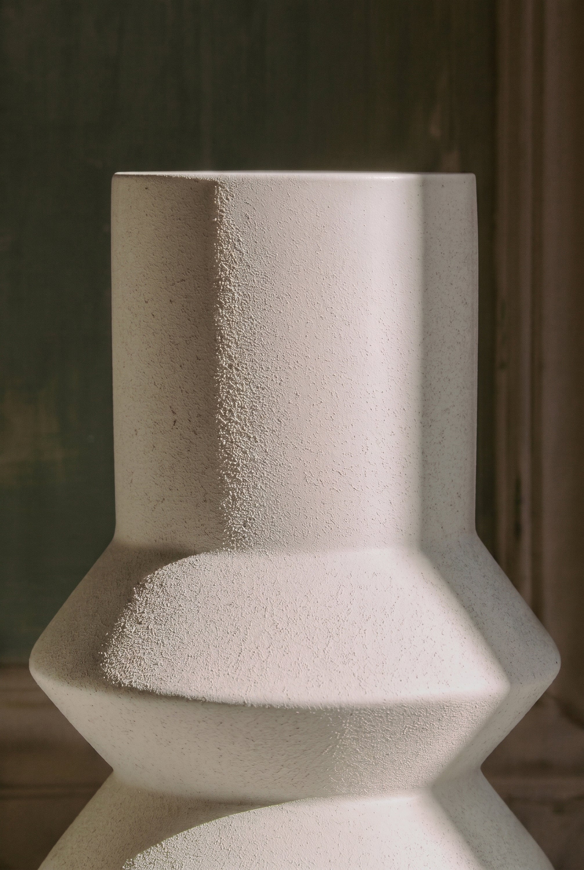 vase Leandro - céramique blanche texturée - détail relief et facettes