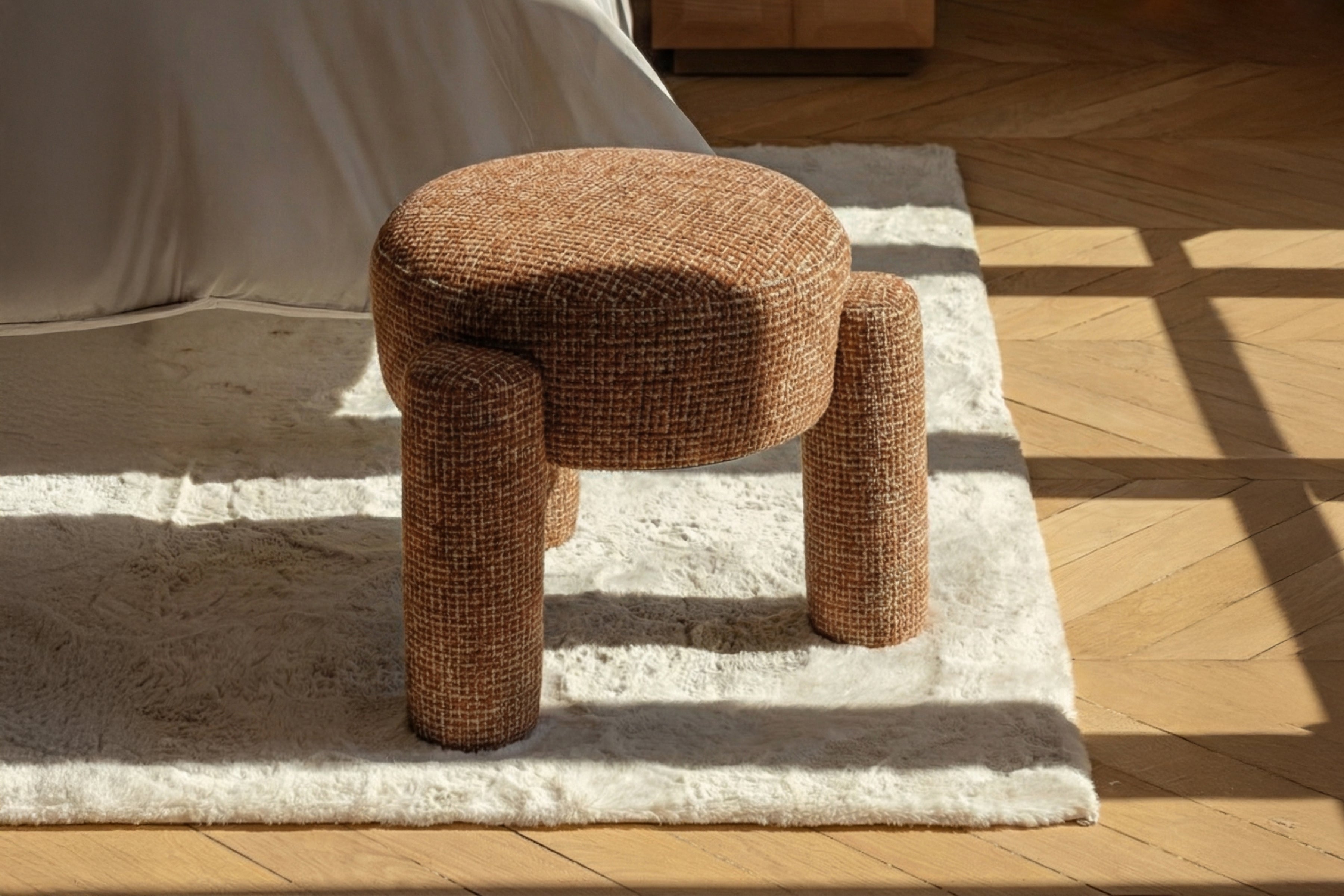 Pouf Luqa en tweed rouge rouille, pieds cylindriques rembourrés - NV GALLERY