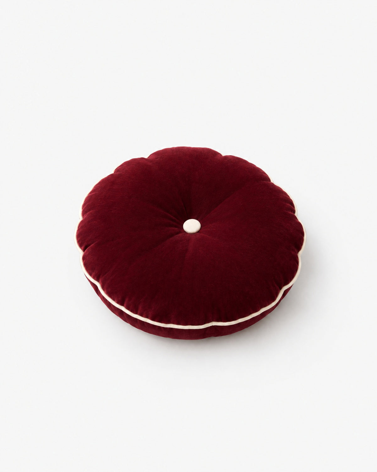 coussin rond MOON en velours rouge framboise à bouton écru et passepoil, vue de face