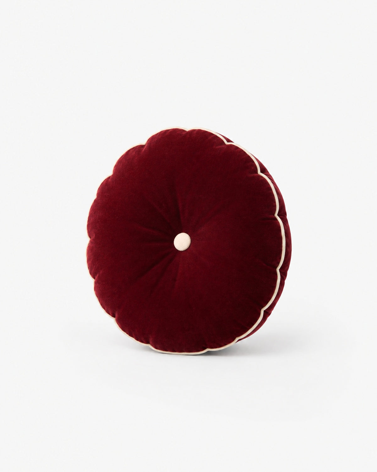 coussin rond MOON en velours rouge framboise à bouton écru, vue de trois quarts redressée