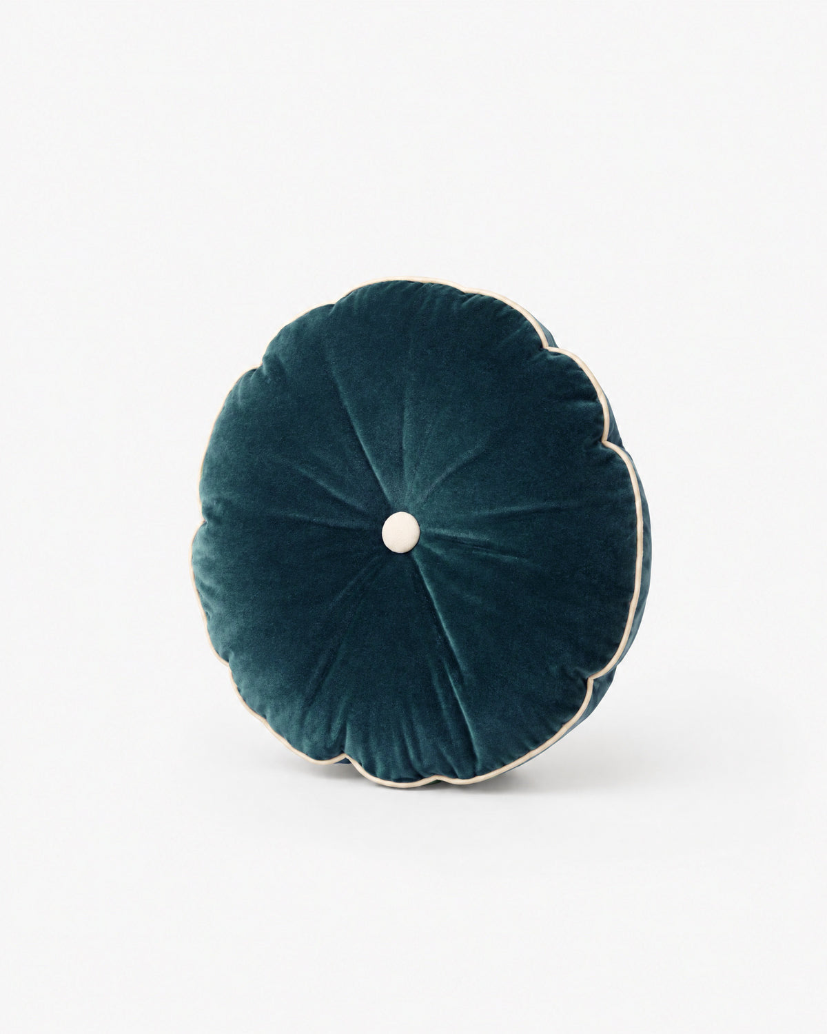 coussin rond MOON en velours bleu canard à bouton écru, vue de face redressée sur fond blanc