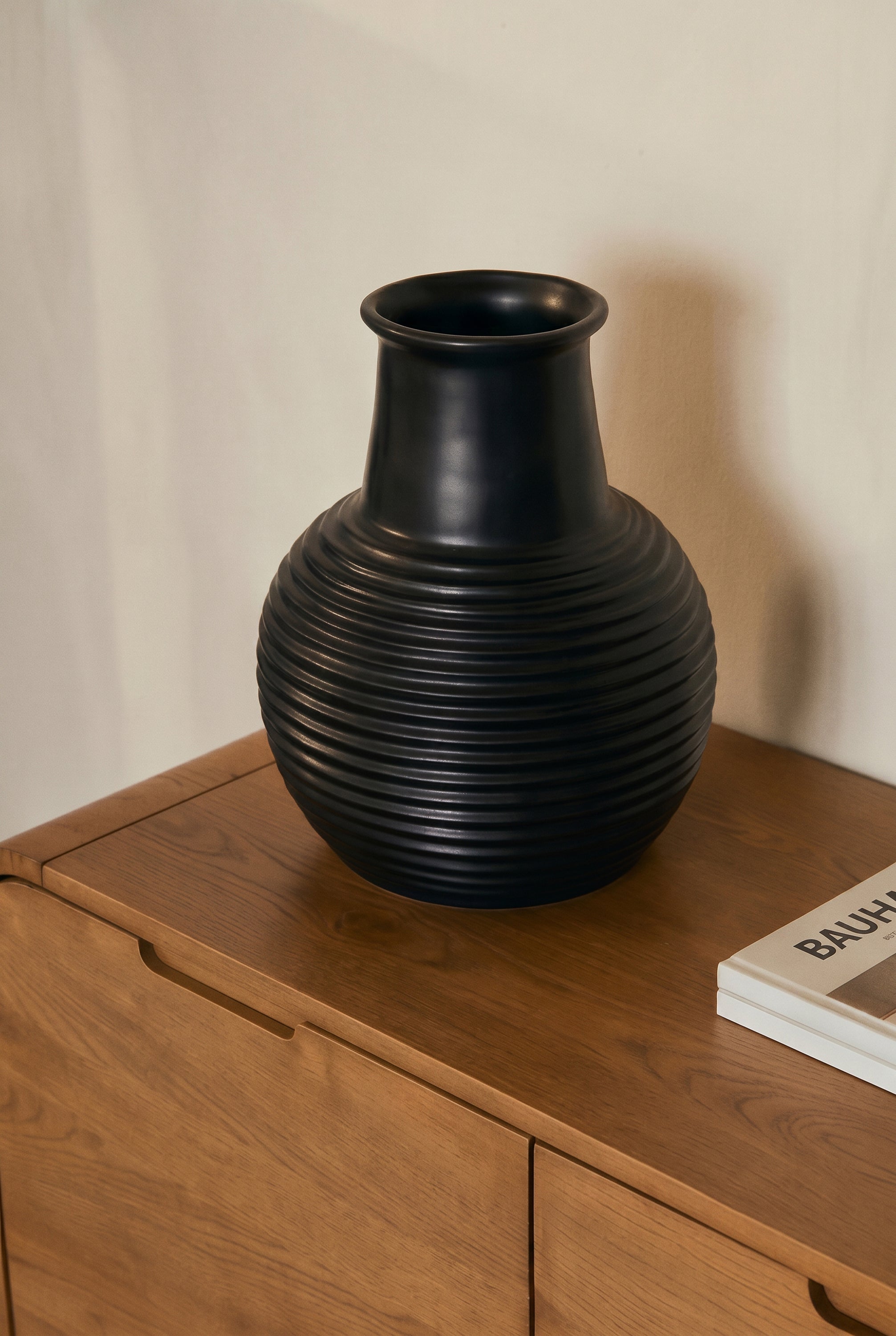 vase Marta - céramique noire mate - détail col et relief côtelé