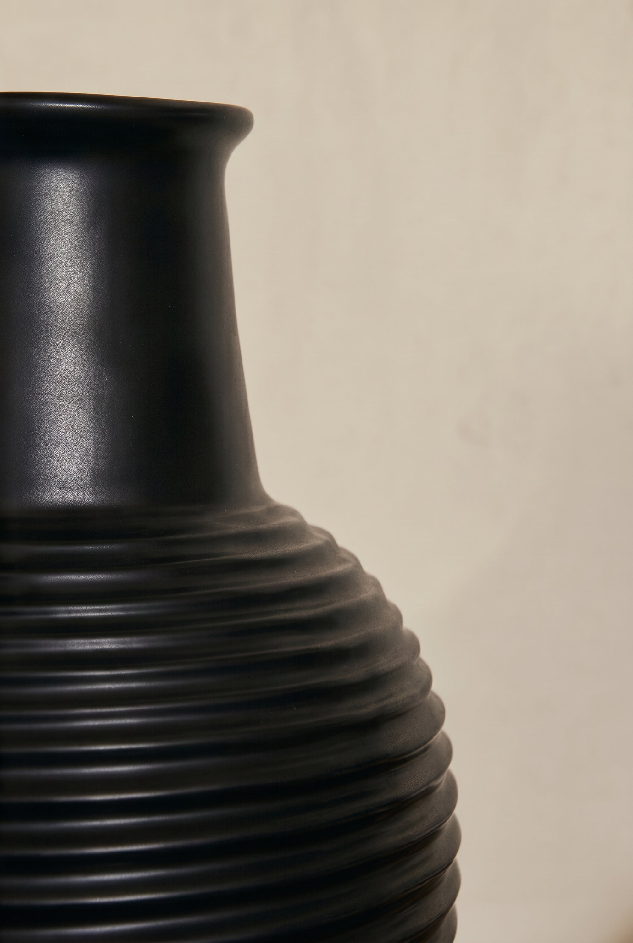 vase Marta - céramique noire mate côtelée - vue de trois quarts sur buffet