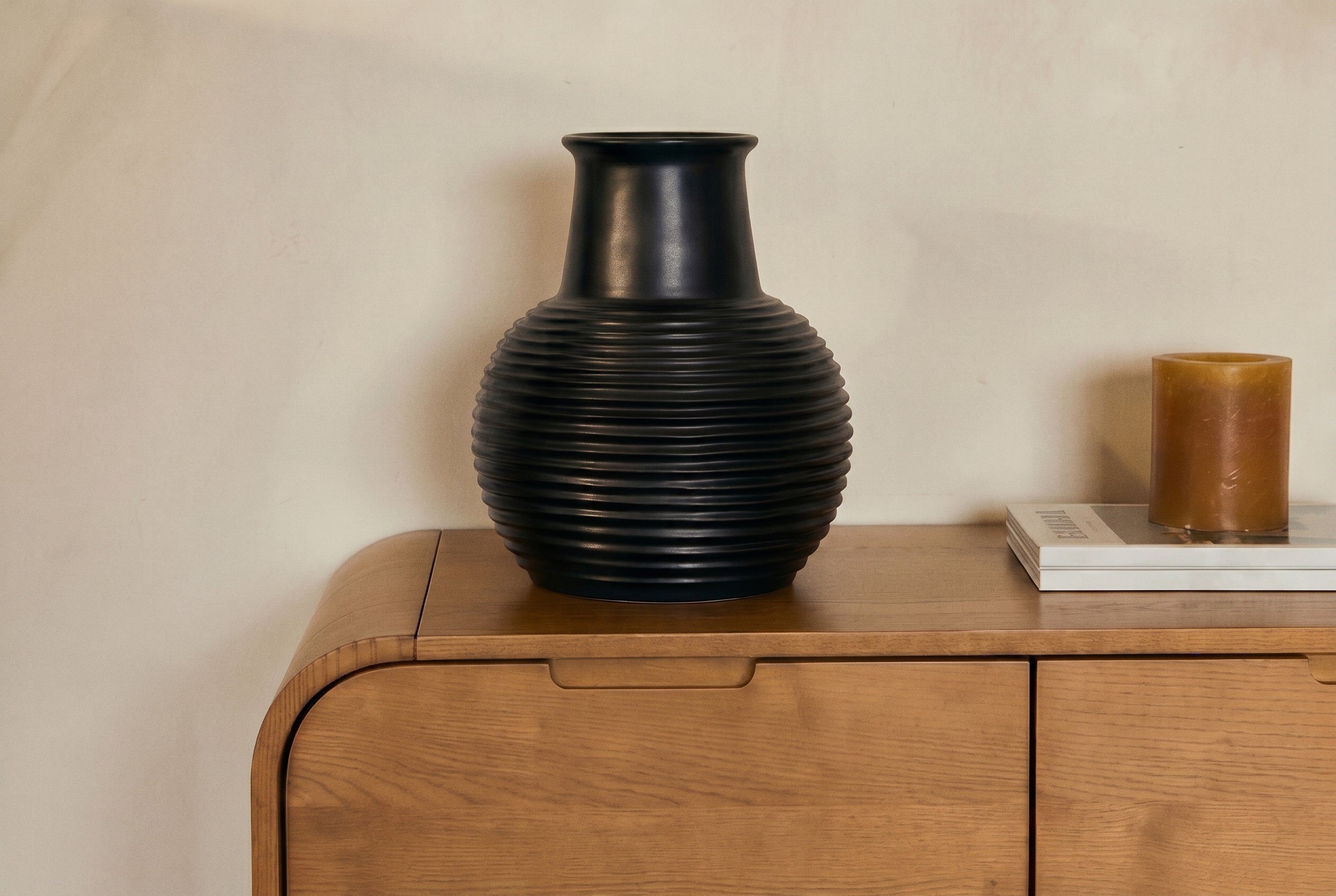 vase Marta - céramique noire mate côtelée - vue de face sur buffet