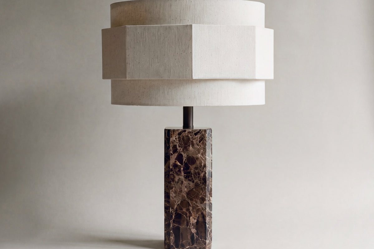 lampe de table MINDY éteinte, pied en marbre Dark Emperador et abat-jour à trois étages