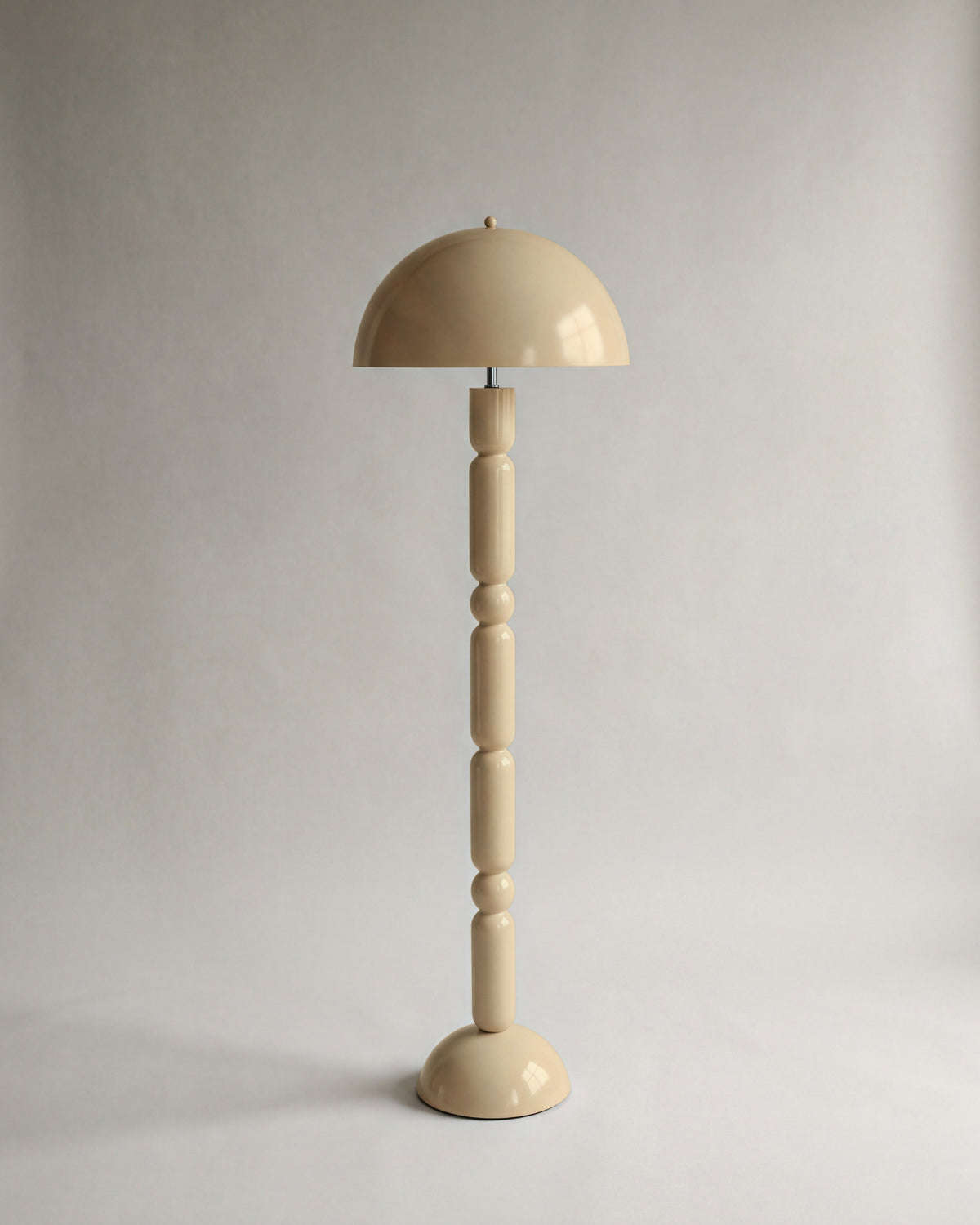 lampadaire MONTANA en beige laqué brillant éteint, dôme et fût à modules empilés