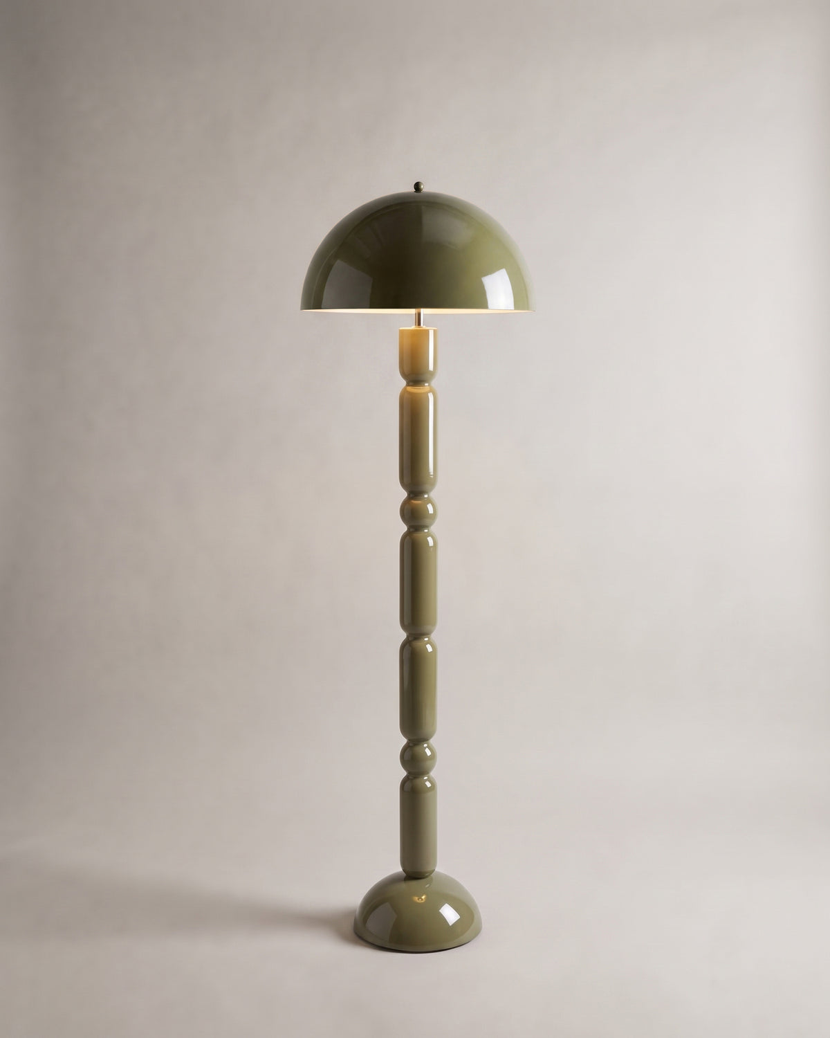 lampadaire MONTANA vert kaki laqué brillant allumé, dôme et fût à modules empilés
