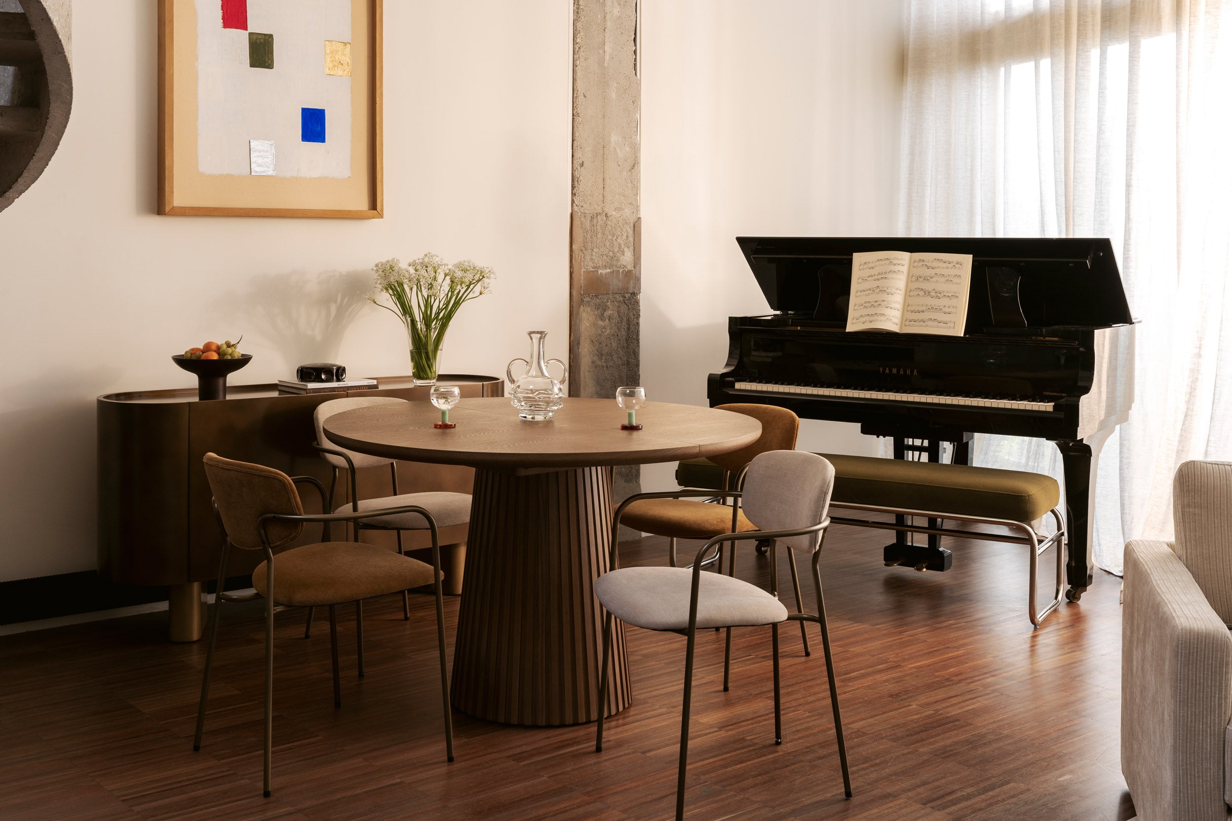 Salle à manger avec Table ronde TAMIA et chaises AYA beige et marron