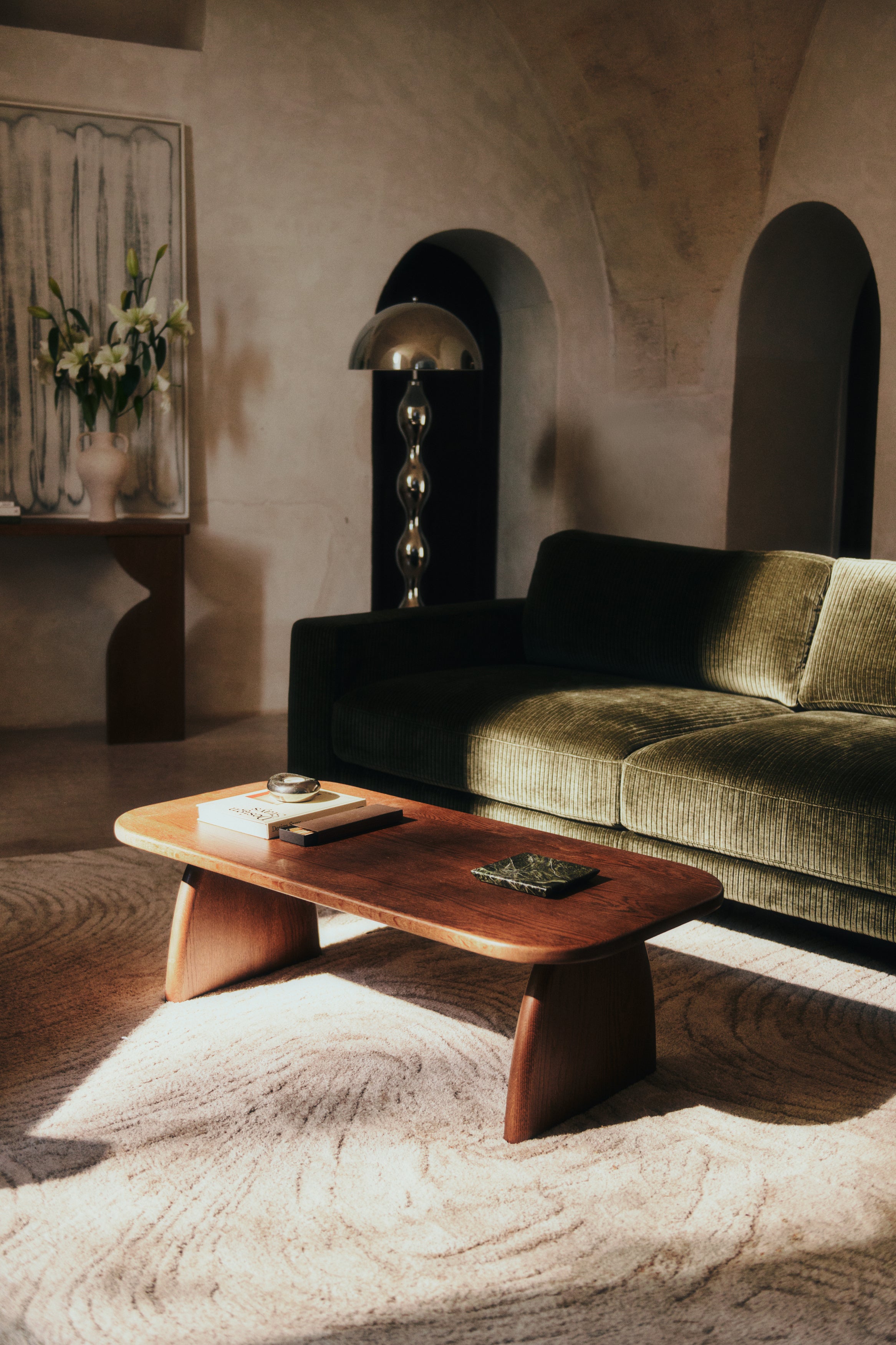 table basse Ellios L - bois de noyer massif - mise en situation salon