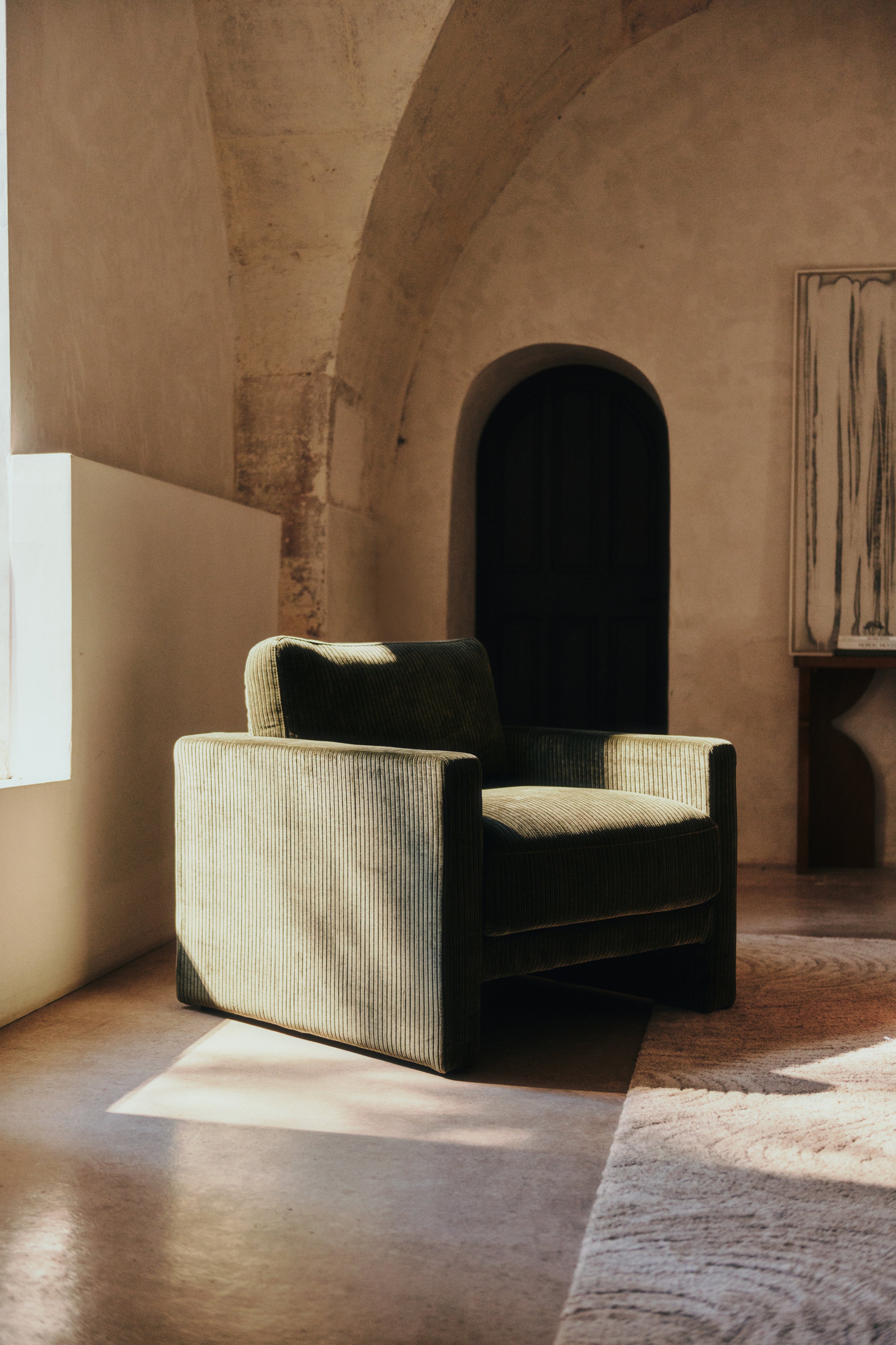 fauteuil Serena - velours côtelé vert sapin - vue de trois quarts