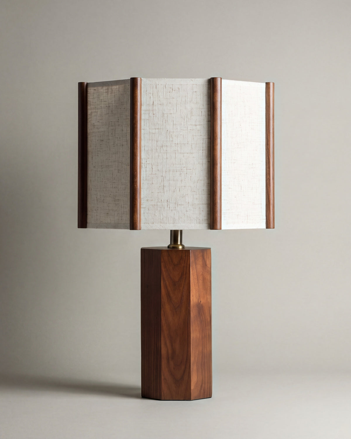 lampe de table NOYA éteinte, pied en noyer massif et abat-jour en lin écru, de face