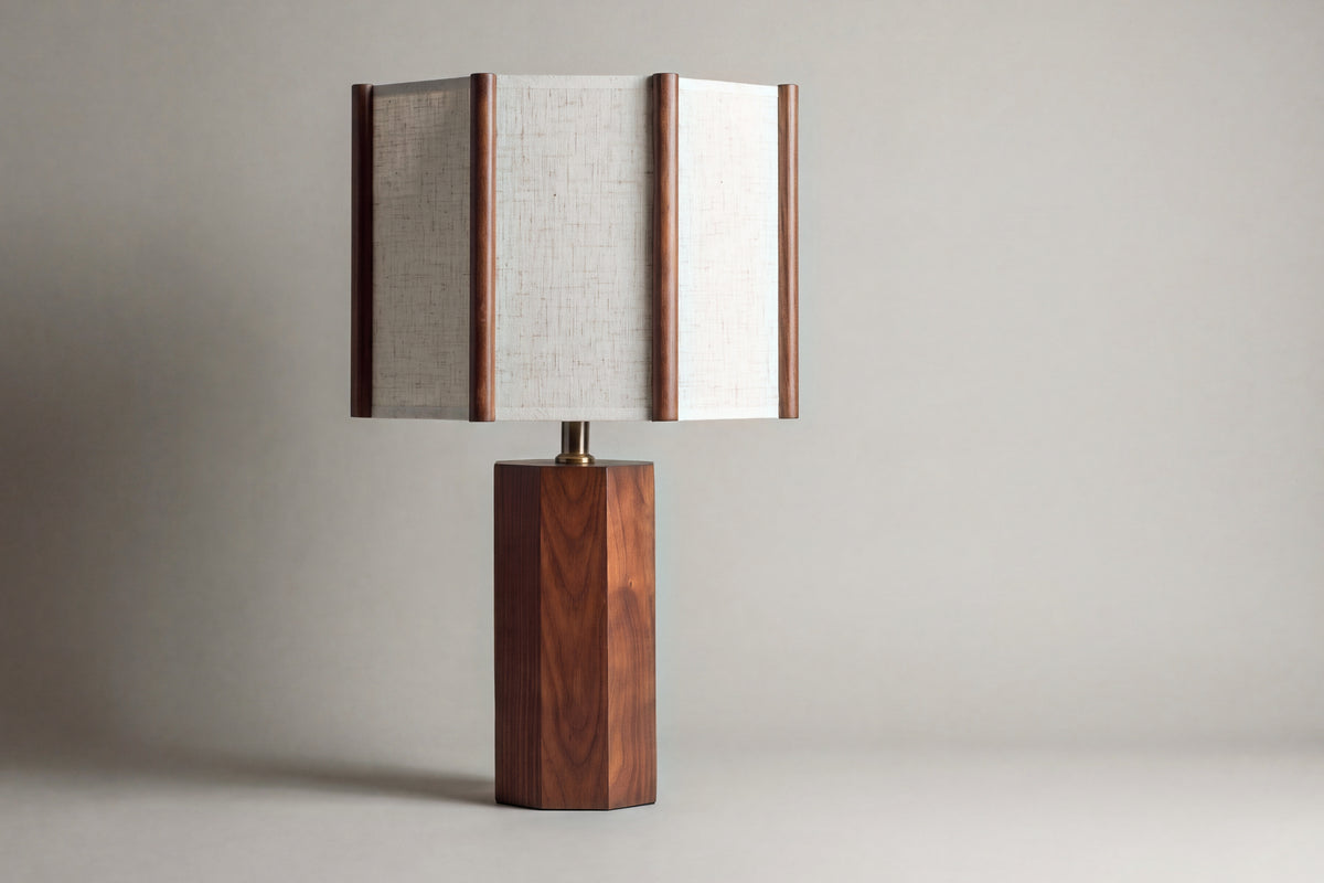 lampe de table NOYA éteinte, pied en noyer massif et abat-jour en lin écru à montants