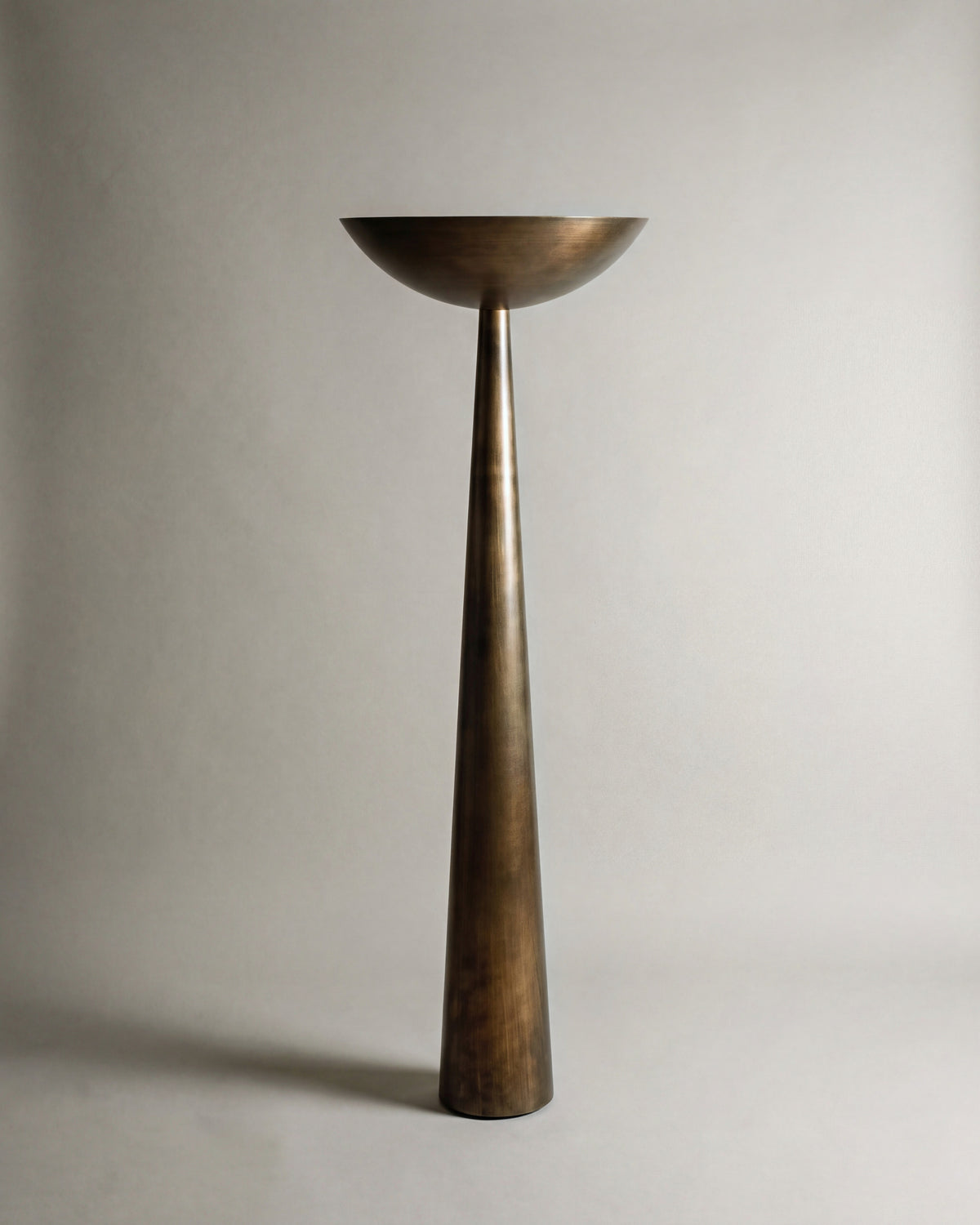 lampadaire OLYMPE en bronze patiné, large vasque ouverte sur un fût conique effilé