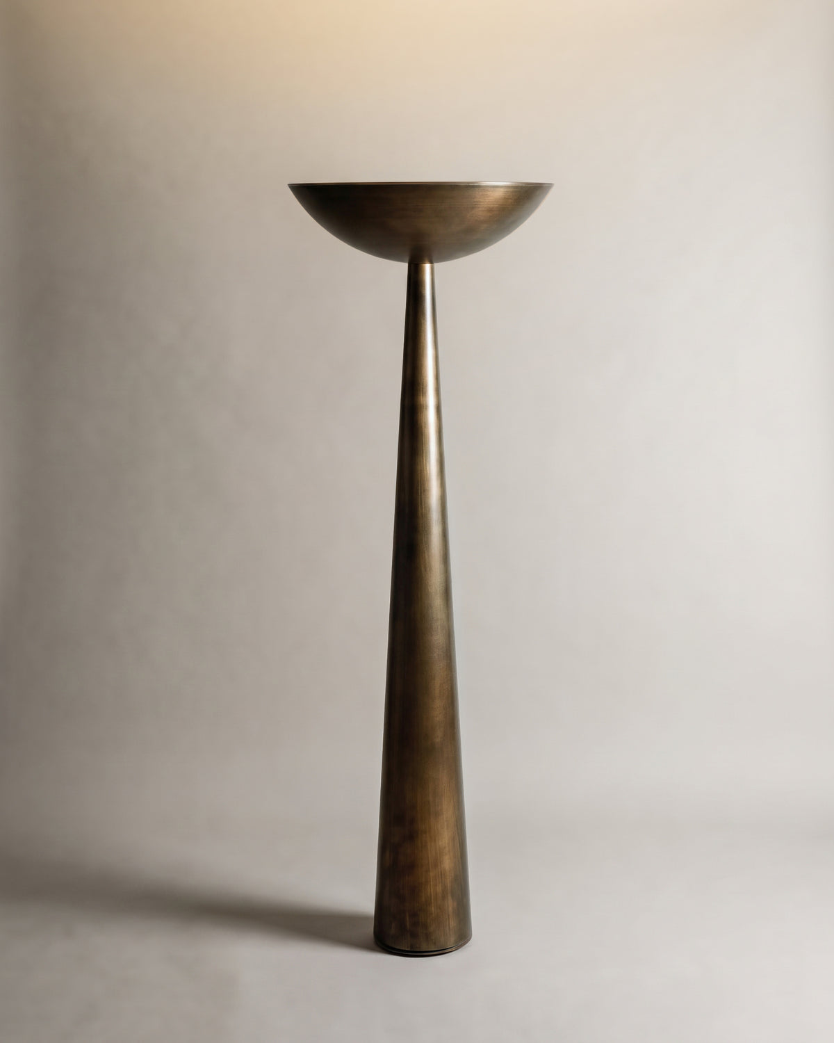 lampadaire OLYMPE en bronze patiné, vasque ouverte sur un fût conique effilé, de face