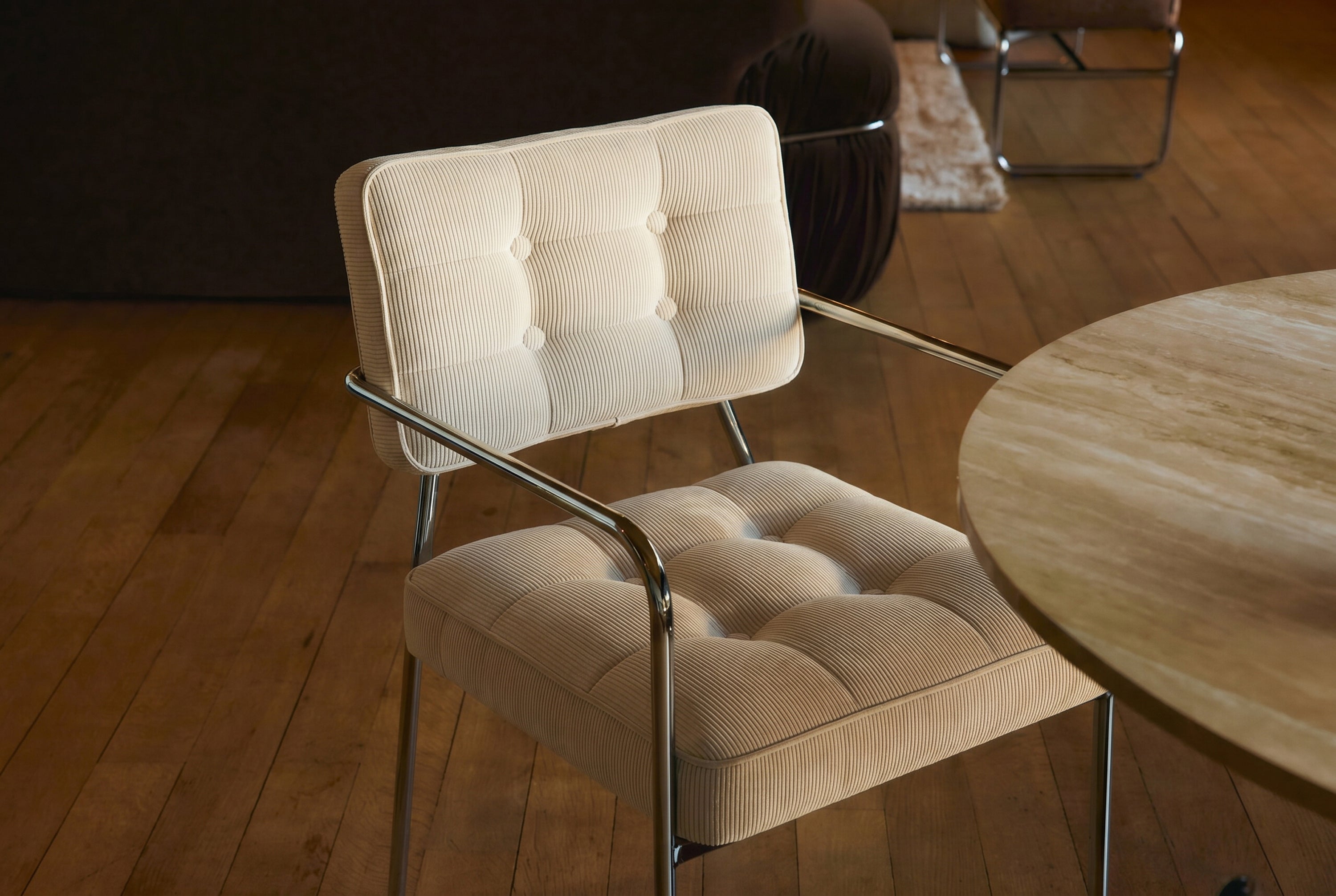 chaise Orea - velours côtelé beige pampa et structure chromée - vue de trois quarts