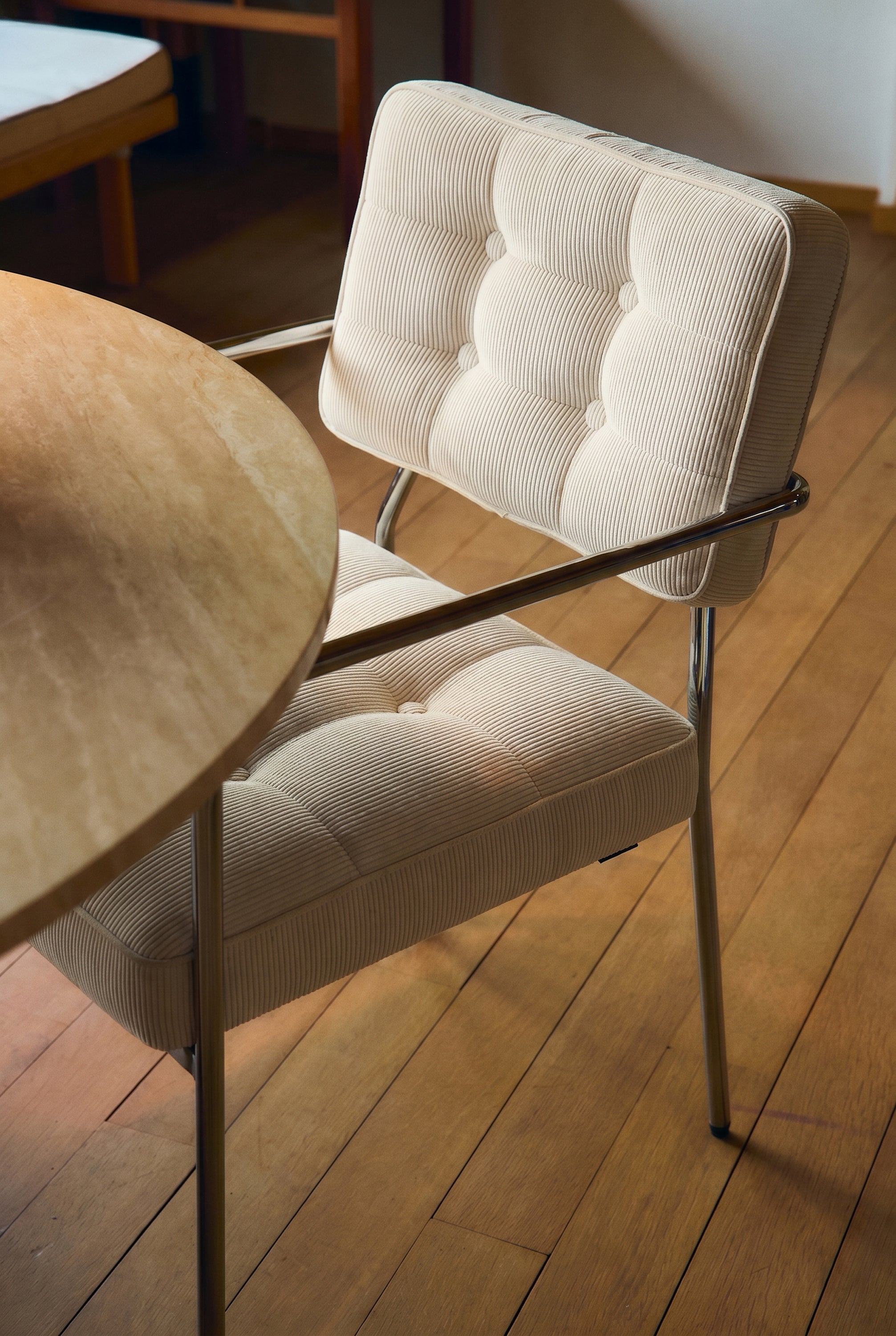 chaise Orea - velours côtelé beige pampa - détail assise et dossier capitonné